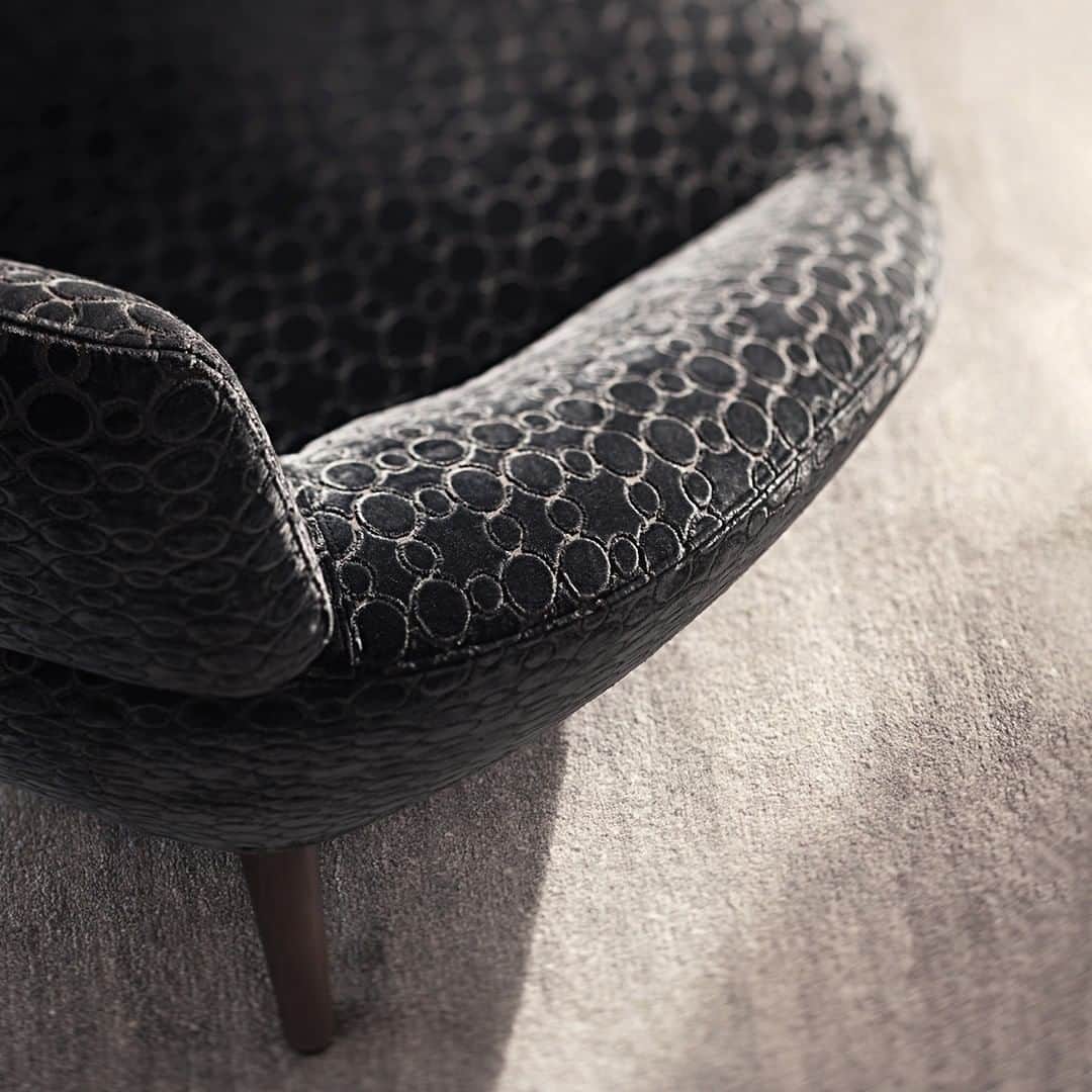 Natuzzi Officialさんのインスタグラム写真 - (Natuzzi OfficialInstagram)「An exclusive upholstery made of a collection of circles connected together. This unique texture brings out a strong and bold nature of our products. #Natuzzi #NatuzziItalia #comfort #elegance #design #lifestyle #style #furniture #homefurniture #madeinitaly #living #interiordesign #decor #furnituredesign #homedesign #inspiration #interior #instadesign #designlovers #italianstyle #homedecor #lovedesign #designers #designer」8月28日 19時00分 - natuzzi