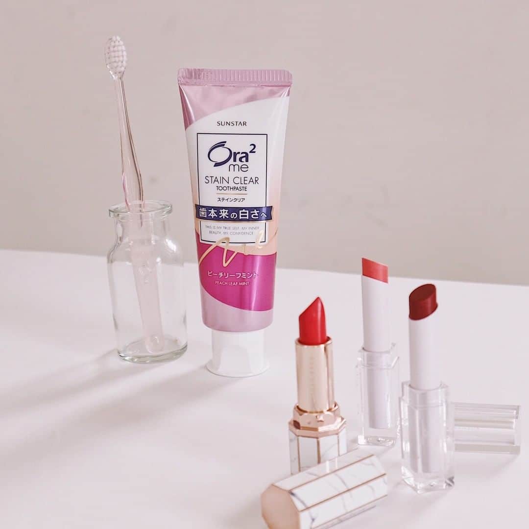 のインスタグラム：「コスメも既に秋モノが気になる〜💄いま買い足したいリップカラーは何色？ぜひぜひコメントで教えてね💬💕 どんなリップにも合うのがきれいな白い歯✨オーラツーミー ステインクリア ペーストで毎日しっかりステイン（着色汚れ）をケアしましょ😉 ・ #Ora2 #Ora2me #オーラツー #オーラルビューティーケア #オーラツーミーステインクリアペースト #歯磨き #歯磨き粉 #ピンク #pink #物撮り #フォトスタイリング #カメラ好きな人と繋がりたい #美容すきな人と繋がりたい #美容大好き #コスメ部 #美容垢さんと繋がりたい #コスメ垢 #コスメ好きさんと繋がりたい #beauty #cosmetics #コスメオタク #暮らしを楽しむ#おしゃれな暮らし #ライフスタイル #ナチュラル #リラックスタイム #気分転換 #自分時間」