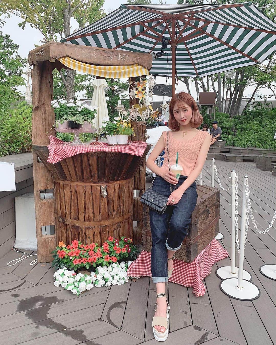 のインスタグラム：「🍑⠀ ⠀ スタバのピーチオンザピーチめっちゃ好き🍑⠀ ⠀ @millea_official_ のピーチカラーの サマーニットとマッチした𓃗𓂃⠀ ⠀ #デニムコーデ#スタバ#サマーニット#夏コーデ#夏ファッション#코디룩#코디그램#소통#소통해요#코디네이트#코디#코디스타그램#데일리코디#miumiu#milleacode#noela#summerfashion」