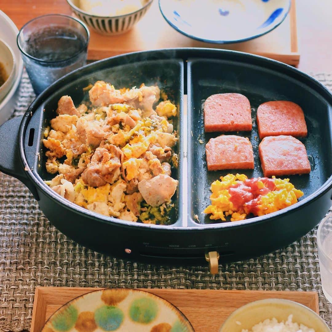 Kaori from Japanese Kitchenさんのインスタグラム写真 - (Kaori from Japanese KitchenInstagram)「【レシピ書きました】ヨーグルト不使用タンドリーチキンは梅干しでコクを出します。 ・ こんばんは。 3ヶ月に渡ってBRUNO crassyを使ったレシピを紹介しています。 今回のレシピは夏野菜たっぷりのレシピ。 ・ヨーグルト不使用のタンドリーチキン ・ゴーヤチャンプルーとポークたまご ヨーグルトの代わりに梅肉を使って お肉を柔らかくします。 味付けはニンニク生姜に ケチャップとマヨネーズとカレー粉。 沖縄料理プレートは 沖縄旅行を振り返りながらレシピを考えました。 1つのプレートで2品作れるのは便利ですね。 BRUNO crassyは家のテーブルと 雰囲気が合うので重宝しています。 詳しいレシピはNadiaさんにのページを 見てみてくださると嬉しいです。 (ストーリーズにリンク貼りました。 ハイライトの「レシピ」部分からも飛べるようにしました) 今日もお疲れ様でした☺︎ ・ 【おしながき】 夏野菜たっぷりのタンドリーチキン(ヨーグルト不使用) 沖縄料理プレート (ゴーヤチャンプルーとポークたまご) ・ #ブルーノ #BRUNO #ブルーノクラッシィ #BRUNOcrassy+ #Nadia #ホットプレート #オーバルホットプレート #おうちごはん  #家庭料理 #うつわ #薬膳 #沖縄料理 #タンドリーチキン #夜ごはん #晩ごはん @bruno_enjoy」8月28日 19時07分 - coco_kontasu