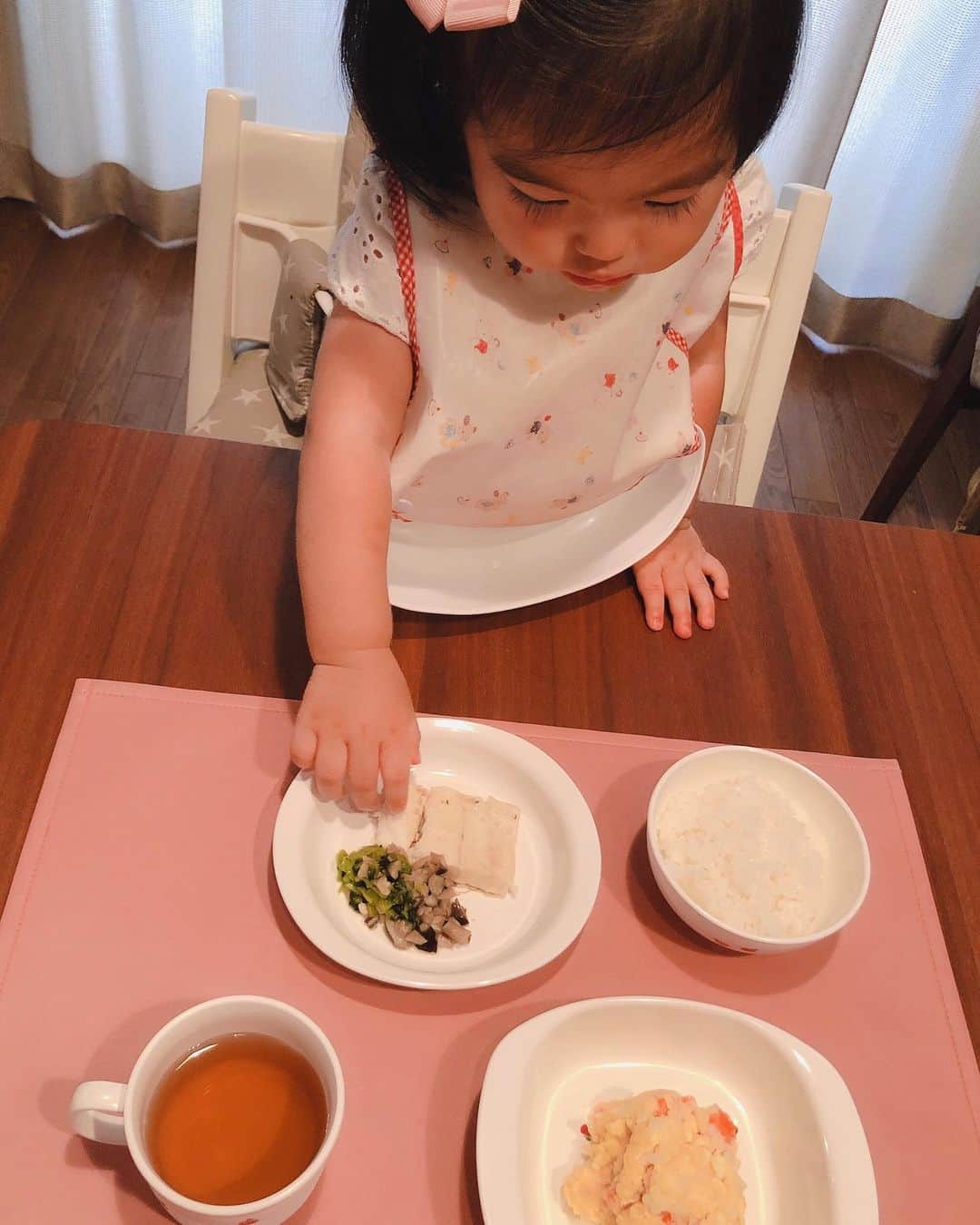 倉窪莉沙のインスタグラム：「* いつかのごはん🍽 ✔︎白身魚のきのこ&小松菜ソテー添え ✔︎ポテトサラダ . 両方とも1度口に入れたけど食べず😱椅子から落ちそうになるくらい反り返って泣いて叫んで...ここで好きなものを新たに出したら娘のためにならないと思い心を鬼に🥺食べる前はこんなに興味津々だったのに。結局ご飯粒を手でとって数粒食べ、泣き疲れたのか寝た。そして2時間後。かなり空腹だったのか少しずつ食べ出した！子供用のケチャップに少し助けてもらったけど💦ここ最近は食事で悩むことはなく割と何でも食べてたんだけどなぁ。食感が嫌だったのかなぁ🤔同じ食材でも様々な調理法や味付けに慣れさせて、色々なお料理を美味しく食べられるようになるよう私も頑張ろう💪🏻 . #子育てグラム #スマイル育児 #ママライフ #ママ時々アナウンサー #アナウンサー #1歳 #1歳3ヶ月 #女の子 #girl #女の子ママ #こどもごはん #離乳食 #無農薬野菜 #有機野菜 #ファミリア #familiar #ファミちゃん #ママカメラ #ベビフル #ママリ #ママライフカメラ #mamanokoカメラ部 #ママノワ #ベビリトル #ひよこクラブ #コドモノ #コドモダカラ #ikumama #イクママ」