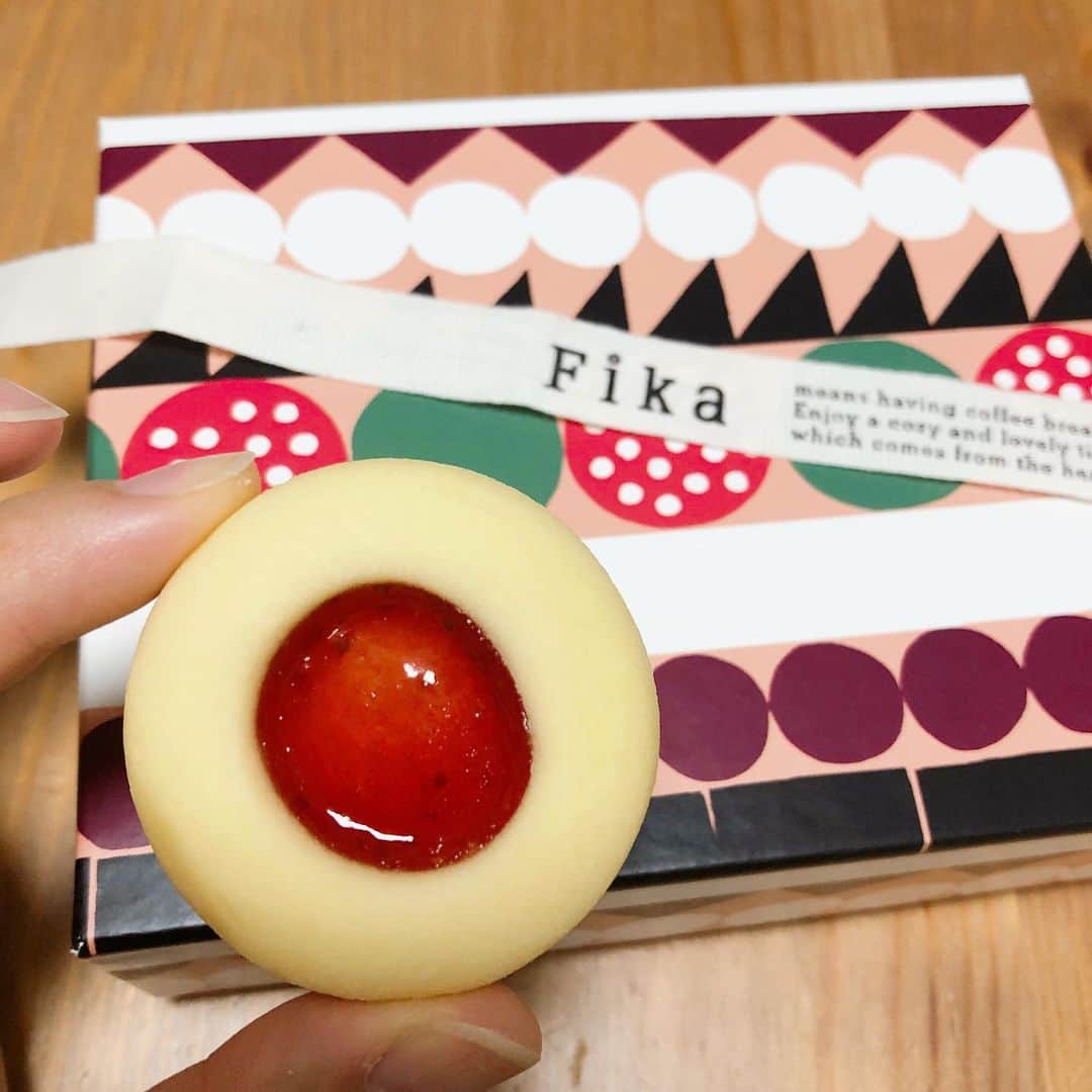 馬渕史香のインスタグラム：「Fikaのクッキーはやっぱりかわいい💚 . いつもあげるばっかやったで、いただいたの初めて😳✨ うれしい〜 . #Fika #クッキー #cookie」