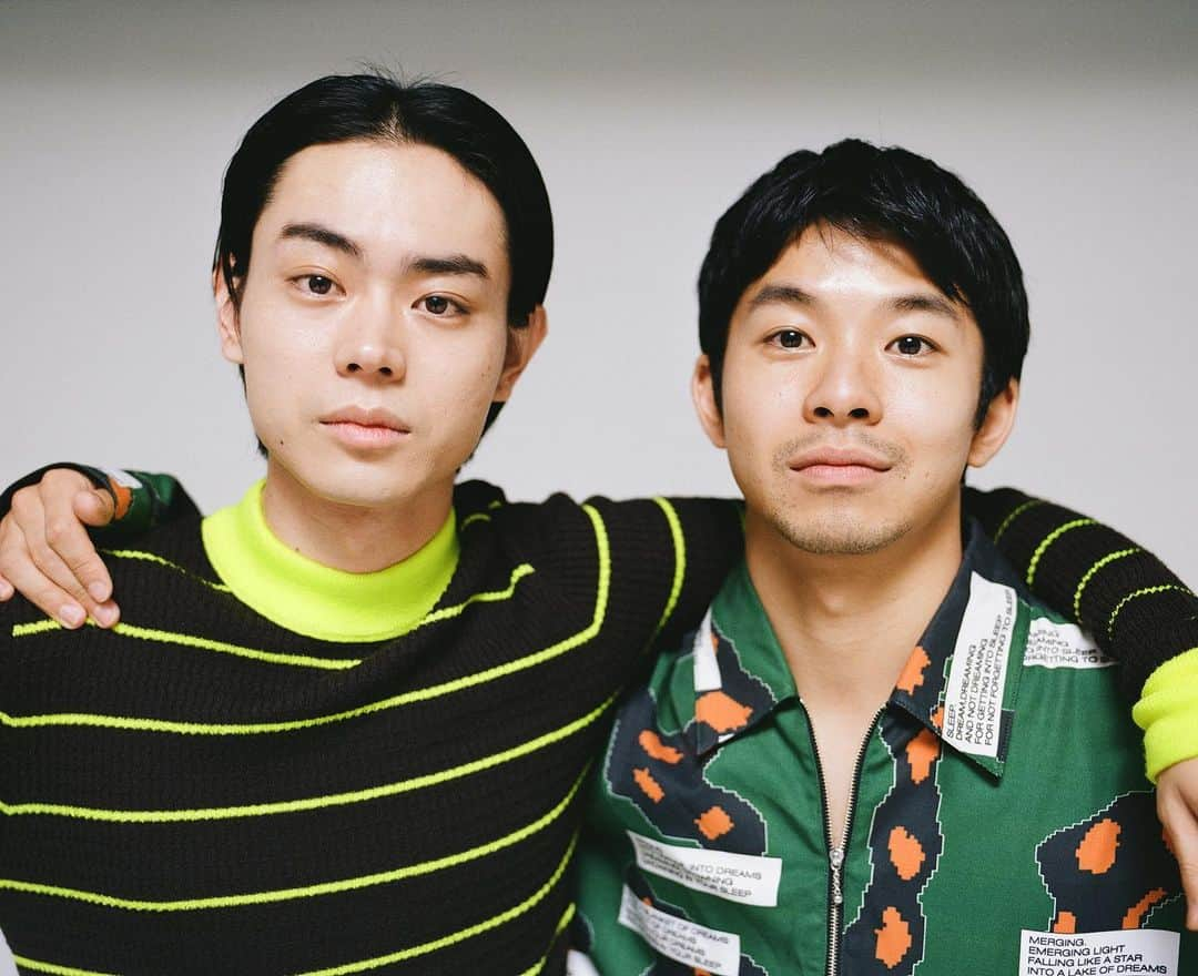 MOREさんのインスタグラム写真 - (MOREInstagram)「本日発売のMORE10月号に菅田将暉さんと仲野太賀さんが登場！ 本誌には掲載されていないカットをお見せしちゃいます。 雑誌の対談というより日常会話の延長のようなインタビューはとても無邪気で、でもおふたりらしいウィットに富んでいて。ああ、こんな友達がいたら、毎日が本当に楽しいだろうなぁ。 おふたりが共演した映画『タロウのバカ』は9月6日公開。こちらはもう少しお待ちを！ #菅田将暉 #仲野太賀 #タロウのバカ #MORE #moremagjp #デイリーモア」8月28日 19時12分 - moremagjp