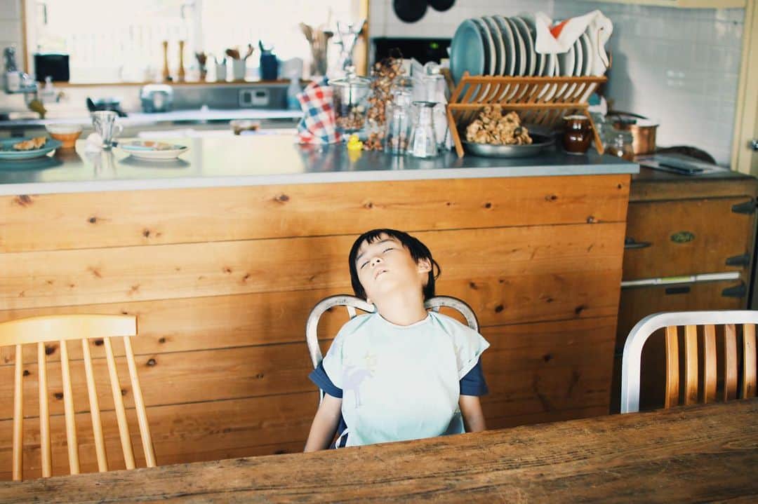 セソコマサユキのインスタグラム：「５歳４ヶ月の食べ寝と、３歳直前のう○ち顔。今日のたのしい食卓。」