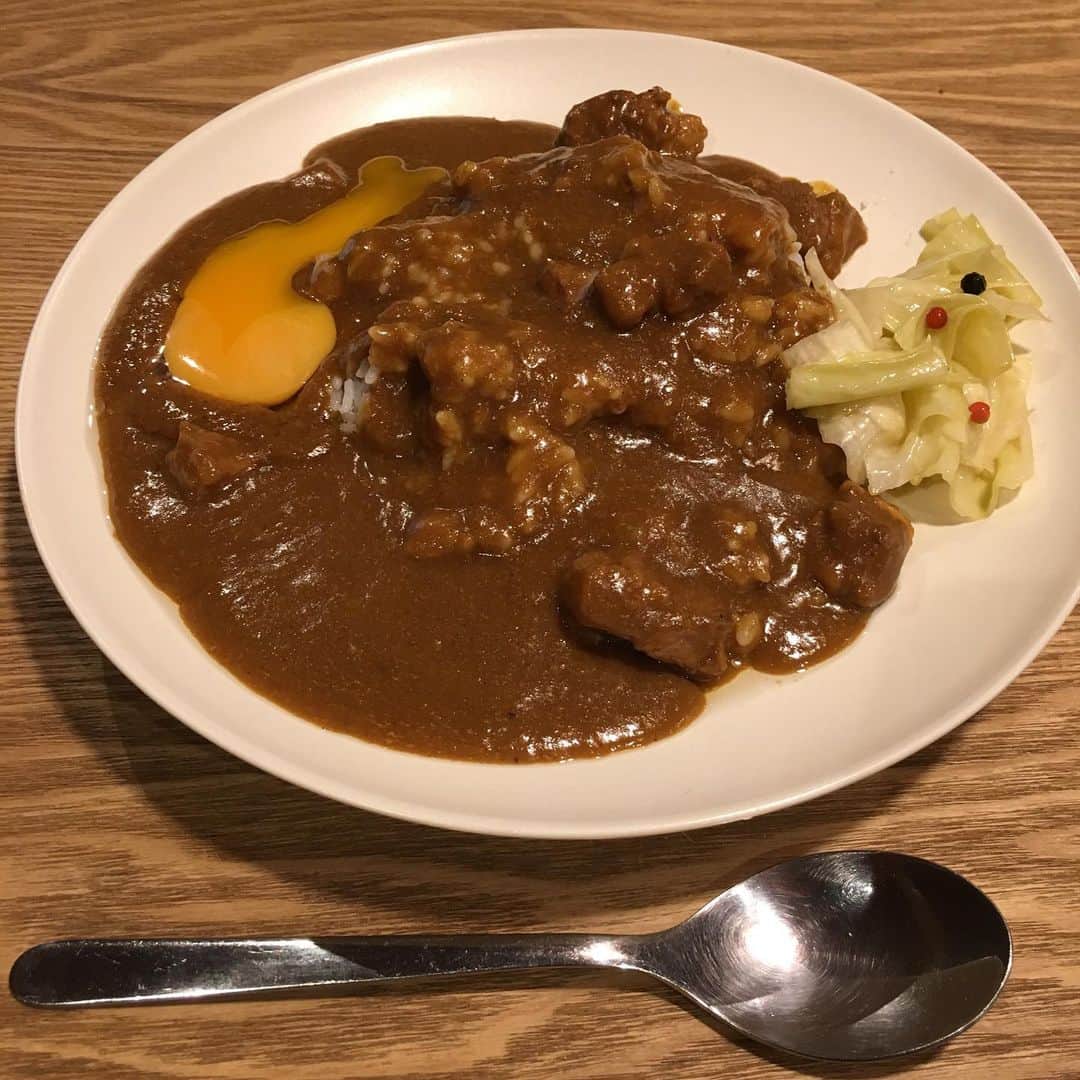 のインスタグラム：「うー。 スパイスを使うのやめて、普通に市販のルーで黄桃とバナナの欧風ビーフカレー。こんなもんおいしいに決まっとるわい。 #久しぶりに #玉ねぎ #キツネ色になるまで #炒めた #でも最後に #黄身つぶれた #ザンネン松本」