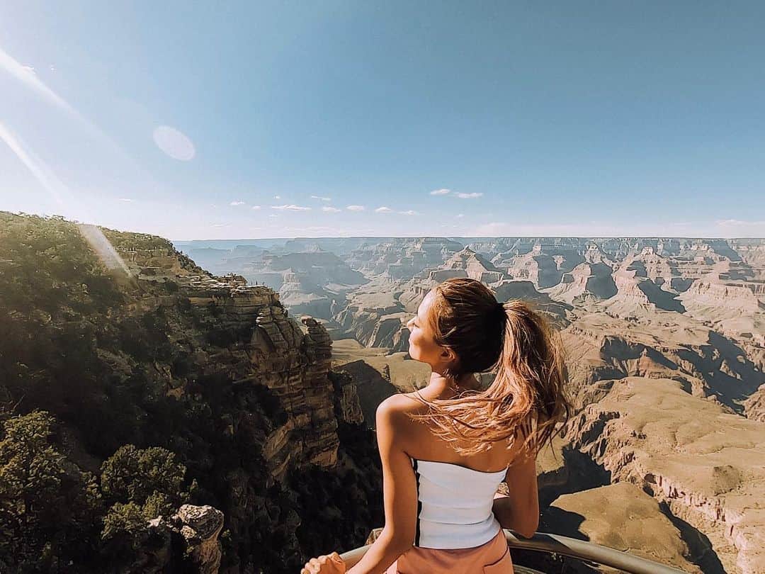 福井仁美さんのインスタグラム写真 - (福井仁美Instagram)「・ This is my happy place🇺🇸📍Grand Canyon Arizona  My❤️is made to travel ‼︎ 🌍 ────────────────────── この景色が忘れられない。 また生きているうちに必ず行きたい。 アメリカのすごさを改めて感じた場所。 ・ 長く行ってたのにあっという間だったこの8月のアメリカ。ひょんなきっかけからロング滞在したけど、今回アメリカがとっても好きになった。 ・ 日本でいきなり仕事モード。時差ボケマックス。てんやわんやの月末はじまってます。 でもこの大自然の写真を見返すだけで癒される。 ・ #grandcanyon #grandcircle #arizona #beautifuldestinations #arizona #roadtrip #america #roadtrippers #roadtripusa #roadtrip2019 #アリゾナ #adventuretime #jetsetter #travelphotography #explorearizona #arizonasky  #gopro #goprojp #goprogirl #グランドキャニオン #グランドサークル #アメリカ #ロードトリップ #love #sunrise」8月28日 19時28分 - hitton28