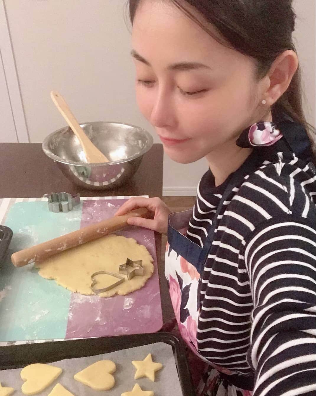 杉原杏璃さんのインスタグラム写真 - (杉原杏璃Instagram)「無性に 発動！  無性ーーーーーに 甘い焼きたてのクッキー🍪が食べたくて♪  急遽、夜ご飯作りの前にクッキーを。。。。 と思っていたら 急ーーーーーーに焼きたてのパン🥐が食べたくて♪  急遽、ハムチーズパンを。。。 キーマカレーを付けて食べたら美味しんだ🥐♪ オーブン2台フル稼働で！  思いもよらぬ ずっとコネコネしてました！！ ん〜 満足♪ 満足♪  #japan  #LOVE  #love  #instagood  #YOLO  #new  #look  #follow  #happy  #fun  #funny 　#smile  #beauty  #swag  #girl  #girls  #me  #fashion  #アンラブ  #グラビア  #アイドル  #グラドル  #グラビアアイドル  #anrisugihara  #杉原杏璃 #スイーツ #クッキー #自家製パン #お菓子作り」8月28日 19時21分 - anri.sugihara.anri