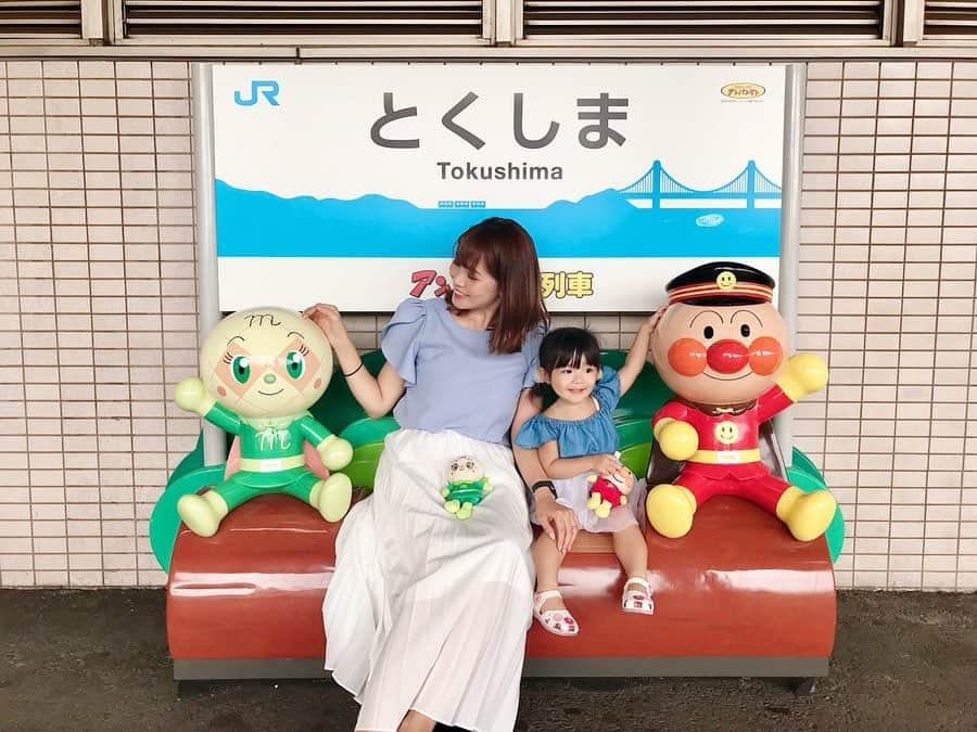 河内麻沙美さんのインスタグラム写真 - (河内麻沙美Instagram)「#アンパンマン ✨ . . 徳島駅にあるアンパンマン❤️ 今年はメロンパンナちゃんのぬいぐるみをたまたま徳島でゲットしたので、このイスとちょうど良かったね😂👍 UFOキャッチャーで1000円使ってやっと取れたw . 去年は四国を走ってるアンパンマン号に乗ったな〜と懐かしくなったので、動画載せてみます🤗💓 1年前の小さいLILI😍😍😍 . #徳島県#四国観光#四国の旅#四国#徳島駅#アンパンマン号#アンパンマン列車#親子コーデ#プチプラコーデ#プチプラファッション#ママコーデ#ママファッション#お洒落さんと繋がりたい#女の子コーデ#親子ファッション#ママトコ#親子リンク#ママと娘 #comonaリンクコーデ#ママライフカメラ#mamagirl#キッズコーデ#キッズファッション女の子」8月28日 19時22分 - masamikouchi