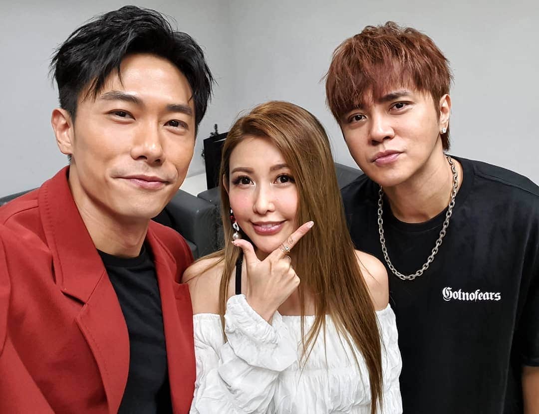 デスモンド・タンのインスタグラム：「和两位我很喜欢的《娱百》的主持人的合照当然是必须的! 能同框合影好开心! 小猪哥很帅，愷樂好美!  #娱乐百分百 #小猪 #愷樂」