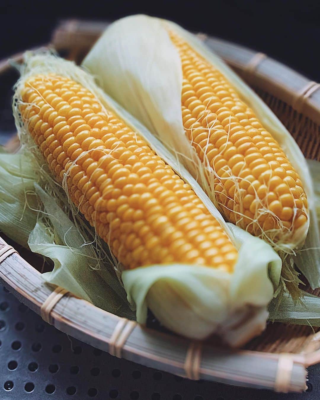 のインスタグラム：「Freshly boiled🌽🌽🌽 . 義理の両親が作ったとうもろこしが届いたので、お昼は茹でて、夜はとうもろこしご飯に。 . . . . . . . #とうもろこし #🌽 #ouchigohan #お昼ごはん #おうちごはん #おうちごはんlover #うつわ #暮らし #instafood #lunch #freshlyboiled #igersjp #フーディーテーブル #wp_deli_japan #foodpic #とりあえず野菜食」