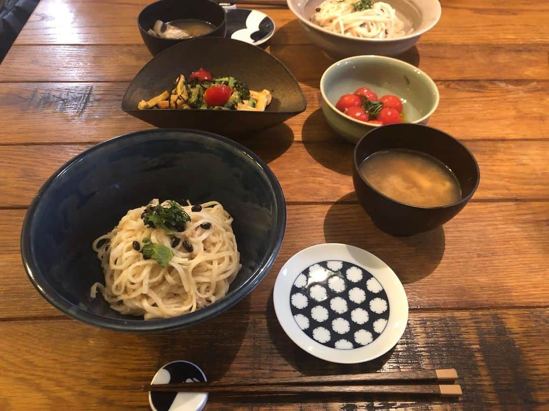 のインスタグラム：「ㅤㅤㅤ ㅤㅤㅤ 徳島のリトリート行ってから、少し品数少なめで。 足るを知る、大事なことだなぁと。 ㅤㅤㅤ 青シソが散ってることは 見て見ぬ振りしてもらいたい所存。 ㅤㅤㅤ @miyare38 のレシピ、マジ美味しいよ❤️」