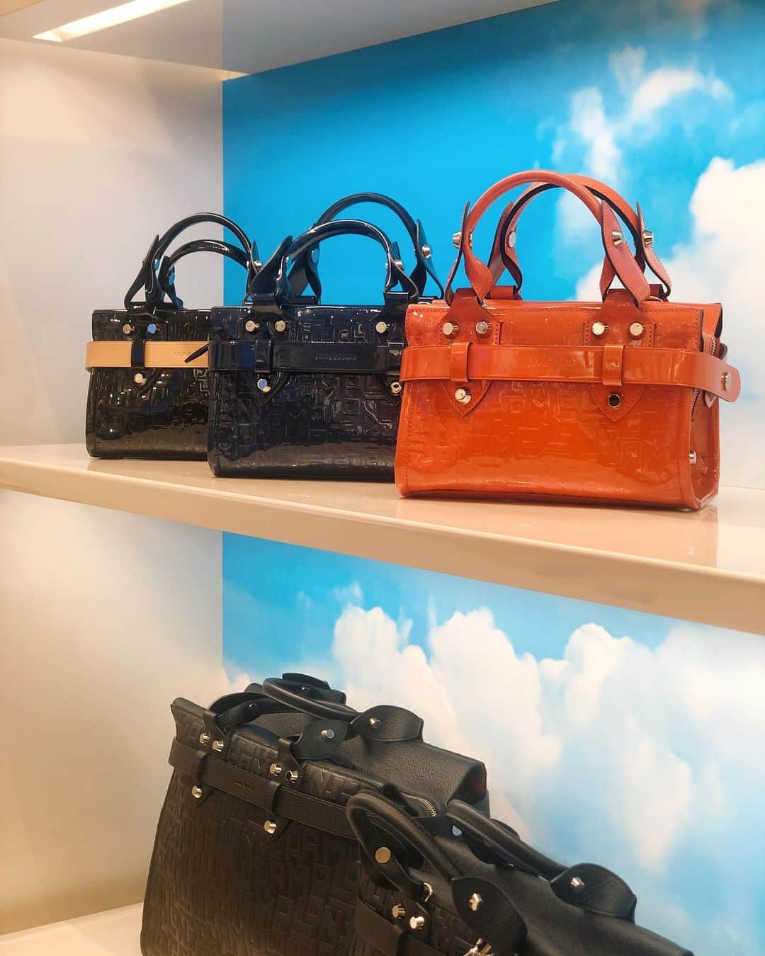 冨張愛さんのインスタグラム写真 - (冨張愛Instagram)「LONGCHAMP ginza party♡ 新作のアイコンバッグ La Voyageuse がとっても 可愛い☺︎ "世界中を飛び回り 仕事もしっかりする自立心もありながら ナイトアウトを楽しんだり パワフルとフェミニンさを持ち合わせて 自分の人生を謳歌する女性" をイメージしているそうで このテーマまで とっても素敵...💕 サイズ感もちょうど良く デイリーにも、まさに旅行やお出掛けにも いろんなシーンで使えそう😊❤️ * ロンシャン銀座は広々と見やすくて フルラインナップが揃っていたので またゆっくり見に行こうと思います💭 * #longchamplavoyageuse #longchamp#instagood #coordinate #ootd #outfit #fashion #instafashion #meg_ootd #코디네이트 #패션 #카메라 #コーディネート #コーデ #ファッション #今日のコーデ #今日の服 #157cmコーデ #ロンシャン #ロンシャンラメゾン銀座」8月28日 19時25分 - megumitomihari