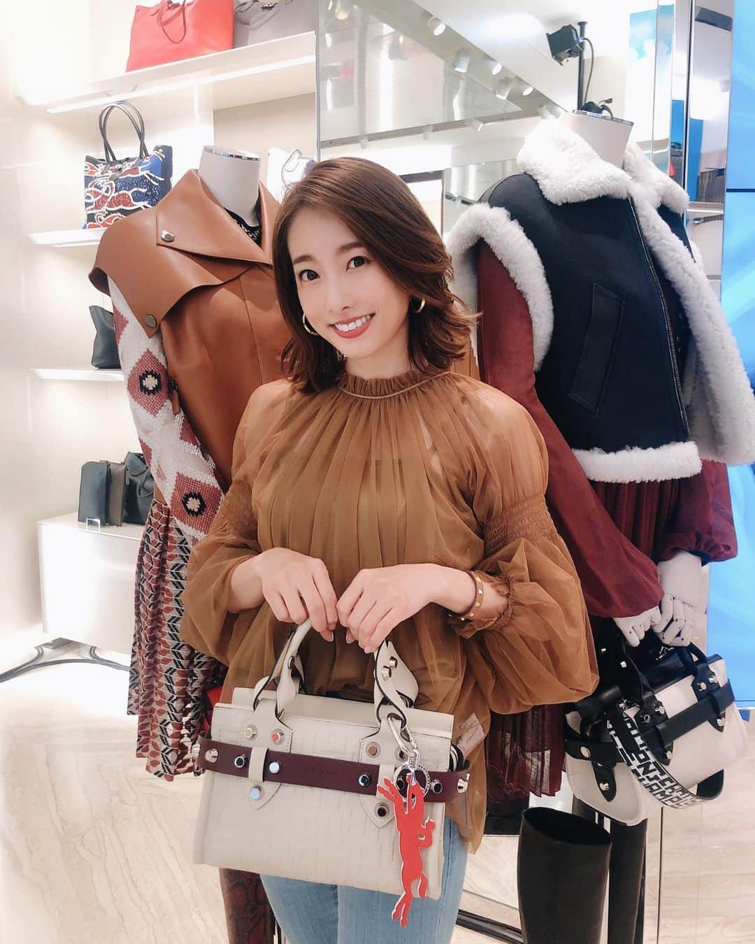 冨張愛さんのインスタグラム写真 - (冨張愛Instagram)「LONGCHAMP ginza party♡ 新作のアイコンバッグ La Voyageuse がとっても 可愛い☺︎ "世界中を飛び回り 仕事もしっかりする自立心もありながら ナイトアウトを楽しんだり パワフルとフェミニンさを持ち合わせて 自分の人生を謳歌する女性" をイメージしているそうで このテーマまで とっても素敵...💕 サイズ感もちょうど良く デイリーにも、まさに旅行やお出掛けにも いろんなシーンで使えそう😊❤️ * ロンシャン銀座は広々と見やすくて フルラインナップが揃っていたので またゆっくり見に行こうと思います💭 * #longchamplavoyageuse #longchamp#instagood #coordinate #ootd #outfit #fashion #instafashion #meg_ootd #코디네이트 #패션 #카메라 #コーディネート #コーデ #ファッション #今日のコーデ #今日の服 #157cmコーデ #ロンシャン #ロンシャンラメゾン銀座」8月28日 19時25分 - megumitomihari