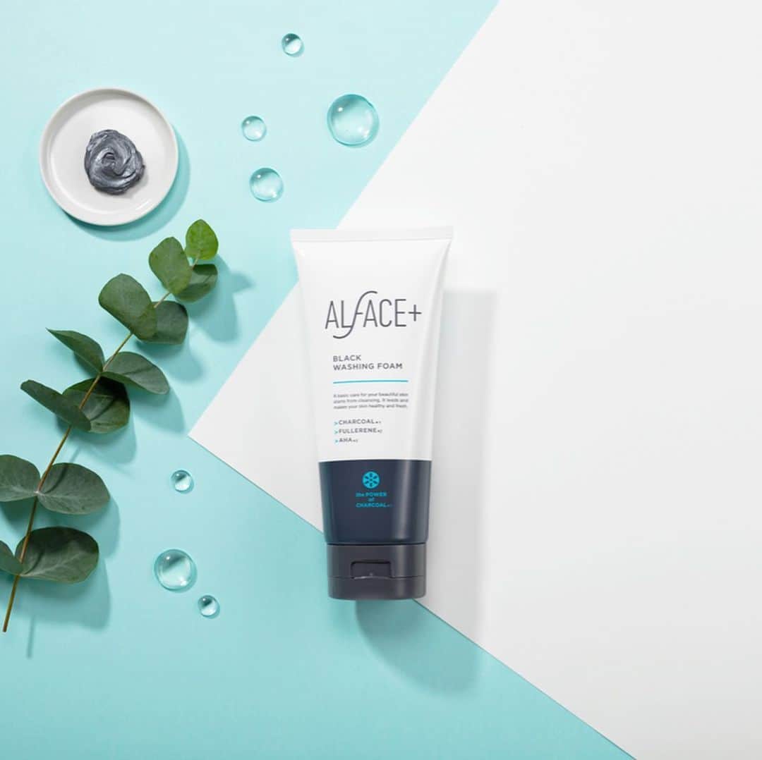 オルフェス（ALFACE+）のインスタグラム：「オルフェス ブラック ウォッシングフォーム﻿ ﻿ 150g 1,600円+tax﻿ ﻿ 炭×トリプルクレイ×AHAが﻿ 今日の汚れをつるんっと脱ぎ去る！﻿ 泡立て簡単◎ふわもこ濃密泡で﻿ 古い角質や汚れをすっきり。﻿ 天然のAHA、フルーツ酸が﻿ ざらつきやくすみなどの﻿ 肌トラブルをケアしながら﻿ お肌に潤いを与えます🍎🍋🍐﻿ ﻿ ▶︎How to use﻿ ﻿ 2〜3cmを手に取り、よく泡立てます。﻿ ツールなしでも簡単に泡立ちますが、﻿ 市販の洗顔ブラシや泡立て器を使うと﻿ より濃密できめ細やかな泡ができます。﻿ その後、水またはぬるま湯で﻿ しっかりすすいでください。﻿ ﻿ ▶︎Features﻿ ﻿ ✳︎天然のトリプルクレイがさらさらお肌に﻿ 「南九州の火山灰」﻿ 「カリフォルニアのケイソウ土」﻿ 「沖縄海シルト」﻿ ﻿ ✳︎いきいきとした肌に導く美容成分﻿ 「フラーレン」﻿ ﻿ ✳︎5つの果実の恵みでつるんっとたまご肌﻿ ﻿ 「解決力」にこだわるオルフェスが贈る﻿ 新発売のウォッシングフォーム。﻿ 今日の汚れを脱ぎ捨てて、﻿ 毎日フレッシュな素肌へ✨﻿ ﻿ 現在、一部のロフト＆﻿ オルフェスECサイトで﻿ 先行販売中です！﻿ プロフィール画面のURLから☞ ﻿ #オルフェス #洗顔フォーム #泡洗顔 #スキンケア #秋コスメ #美容 #コスメ #新商品 #新製品 #毛穴 #炭 #泥 #角質 #くすみ #loft #ロフト #先行発売 #濃密 #washingfoam」