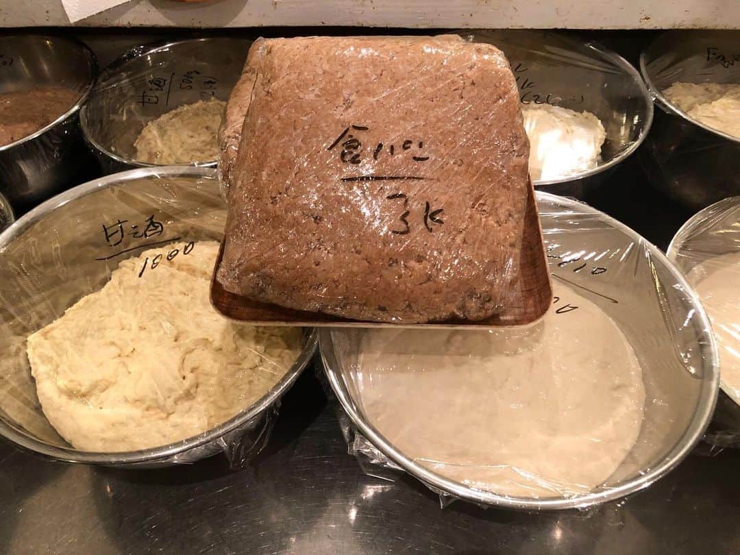 CHIPPRUSONのインスタグラム：「チップルソンでは、8-9割オーガニックという良質な材料を使い、昔ながらの手作りの良さを残しつつ、最先端の製パン技術を何通りも組み合わせてパンを作っています。天然酵母を仕込む段階から焼き上がりの香りの成分を考えている為、パンの香りがとてもいいのと、高加水法にも関わらず、小麦の旨味が凝縮したような少し特別なパンだと思います。製法は、消化に優しく身体に馴染むように、という考え方を軸に色々と試行錯誤しています。今日より明日、もっともっとパンは美味しくなっていくのだと信じて、毎回120%の気持ちを込めて作っている為か、はたまた仕込みに3日もかかる為か、いつもあまり数が作れませんが、ぜひ一度食べていただけますように。皆さまのタイミングで出会っていただけると嬉しいです♩ ・ ・ 本日20時より限定数販売 http://chippruson.theshop.jp/」