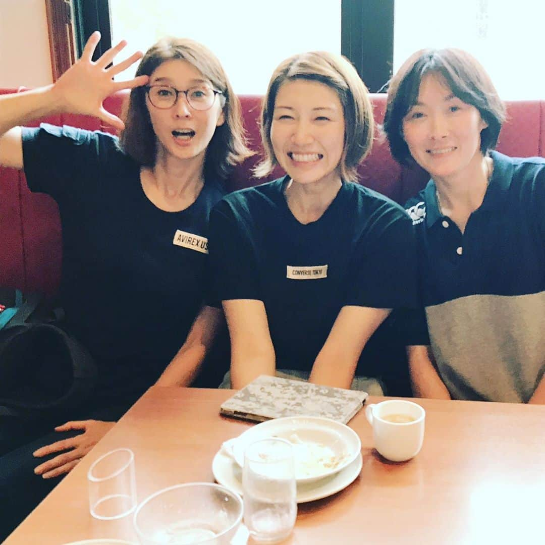 益子直美さんのインスタグラム写真 - (益子直美Instagram)「今日は楽しい仲間たちと、月に1度のバレーのコソ練日でした！ 講師は後輩のマッチョこと斎藤真由美さん！練習終わりビッグボーイでランチしていたら、なんと、かわいいあの子が💕 狩野舞子ちゃん！ びっくりしたぁ〜！ ビッグボーイにビッグガール集まる‼️笑 こんな偶然ってあるんだなぁ！ しかし、後輩ふたり可愛すぎる😻 私寝とるzzz  今日は練習で顔面レシーブ。 こんなレベルなんです、、、涙💧 見えてなくてよかった！笑  #バレーボール  #女子アスリート #美女アスリート  #狩野舞子 さん #斎藤真由美 さん #顔面レシーブ  #ビッグボーイ  #ビッグガール」8月28日 19時45分 - naomi.masuko