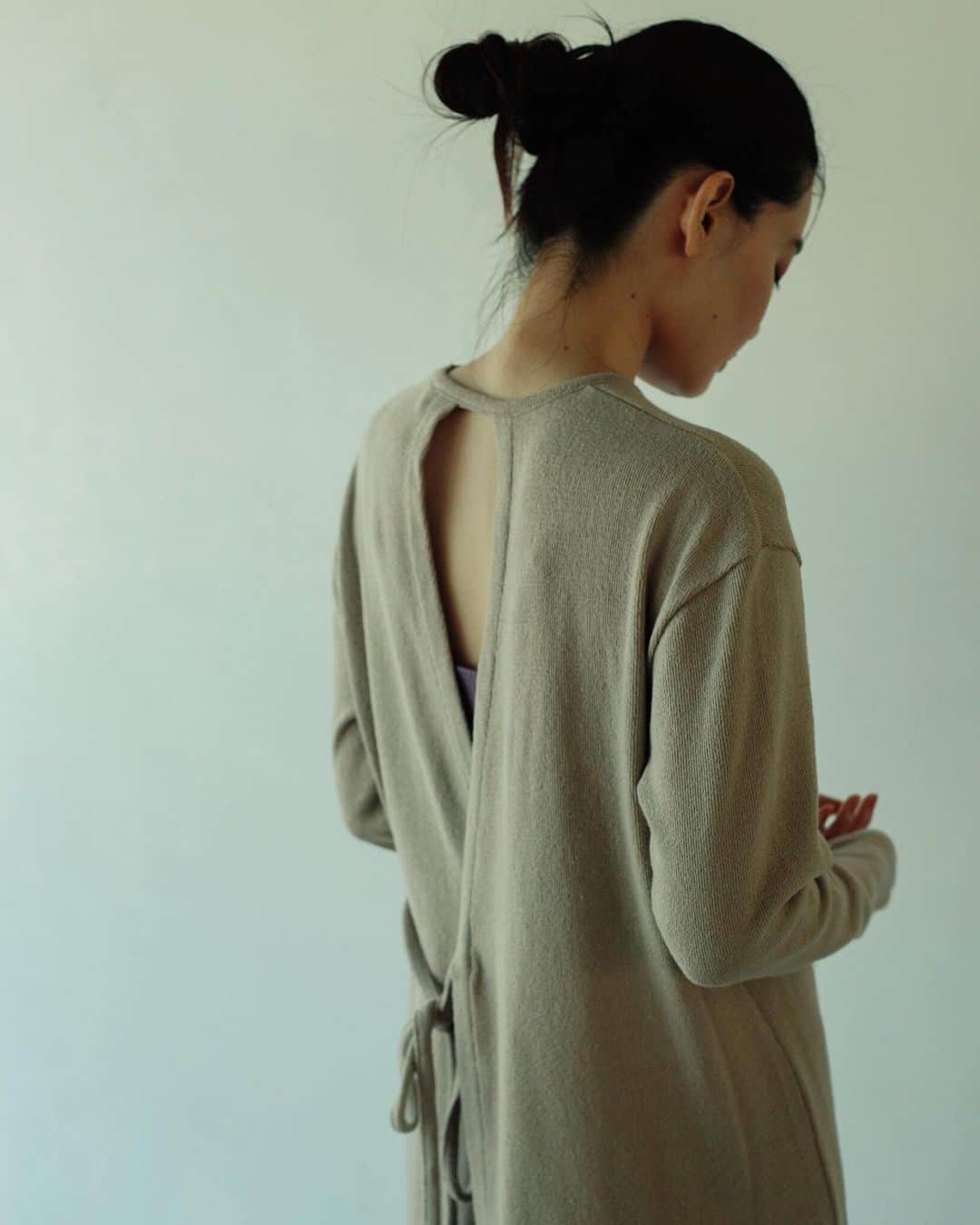 のインスタグラム：「- EMILY WEEK "bioRe COTTON" BACKOPEN ONEPIECE / 2019AW collection  9月上旬入荷予定 - bioRe COTTON（ビオリコットン）  インドとタンザニアで展開される「bioRe PROJECT」から生まれたオーガニックコットン。  このプロジェクトは、単にオーガニックコットンを買い取るだけでなく、子供たちへの教育、女性支援など、 その地域で暮らす人々が自立していくための様々な仕組みを構築し、 オーガニックコットンの栽培から最終製品に至るまでのすべての工程において、環境に負荷を与えず、 社会的に公正なモノづくりを行なっています。  EMILY WEEKでは一部のアイテムに、 bioRe COTTONを使用しています。 - #EMILYWEEK #reset #active #neutral #balance #aroma #organic #period #relax #design #typography #photography #womenslife #underwear #lifestyle #organiccotton #innerwear #bioReCOTTON #sustainablefashion」