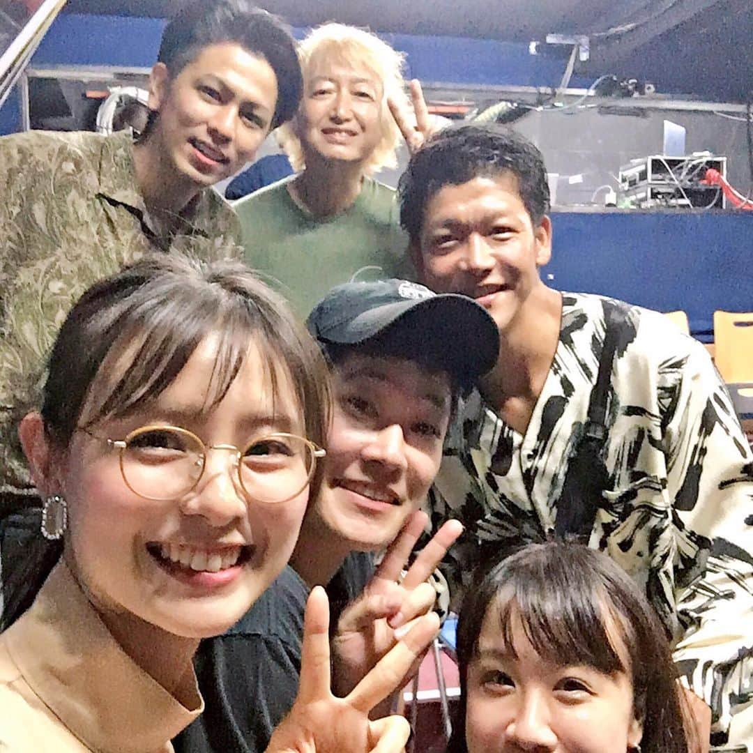 朝見心のインスタグラム：「(∵) メルボルンに行く前日の夜 同じ事務所の川並さんの舞台を観に行きました 事務所のメンバーで楽しいひと時 みんなでご飯食べてワイワイして 最高に楽しんだ翌日 … 寝坊しました 6時半に家出る予定が 7時半に起きたね ドッタバタで空港向かって 結局出国の45分前に空港到着 実際、航空会社や搭乗便によっては1時間前で完全に手続き不可になる場合がまじであるので本当に皆様お気をつけください という誰が言うてんねん という小話 快適な空の旅も満喫し 直行便でメルボルンへ！ ちなみに直行便だと大体片道10時間です！ メルボルンはアートの街 是非皆様も行ってみてほしい＼(∵)／」