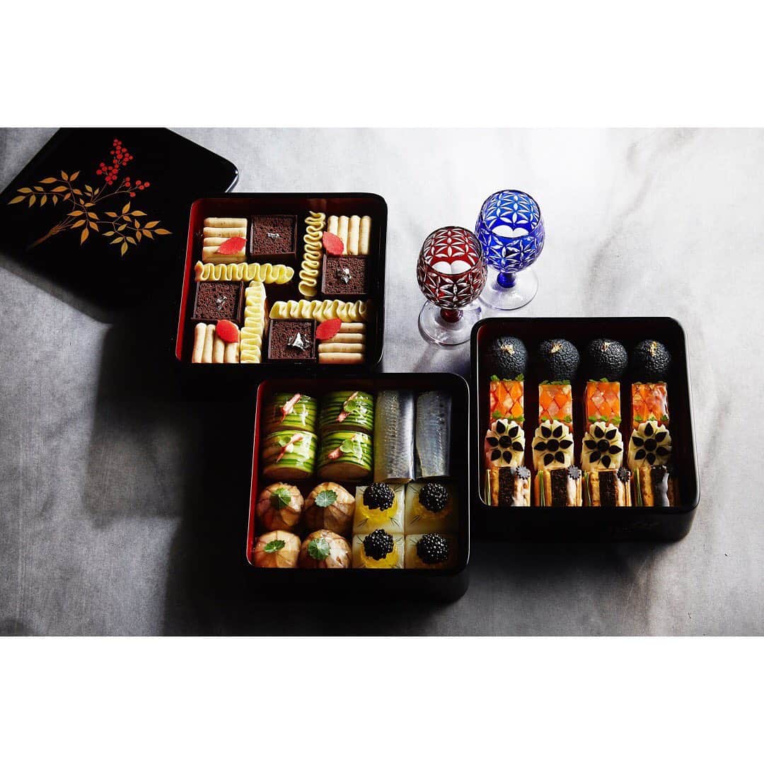 Mandarin Oriental, Tokyoさんのインスタグラム写真 - (Mandarin Oriental, TokyoInstagram)「【2019年クリスマスコレクション＆おせち】 マンダリン オリエンタル 東京では2019年10月1日(火)より、「2019年クリスマスコレクション＆おせち」の予約受付を開始いたします。 昨年好評をいただいた千疋屋総本店とコラボレーションするプレミアムショートケーキのほか、人気の「KUMO®」ケーキのバニラフレーバーなど、全6種のケーキをご用意。焼き菓子は、オリジナルレシピでご用意する3種類のパネトーネや、今回初登場となるイタリアの伝統菓子「リッチャレッリ」など全9種。おせちは、例年好評をいただく、和洋中折衷のおせちと、スパおせちに加え、プレミアムなフレンチおせちが初登場します！是非ご期待ください！  千疋屋総本店 日本橋本店 公式 @nihombashi_sembikiya_official  漆器 山田平安堂 @yamadaheiando 江戸切子の店華硝 @edokiriko_hanashyo  #mandarinorientaltokyo #MOtokyo #ImAfan #マンダリンオリエンタル東京 #マンダリンオリエンタル #MandarinOriental #Christmas #クリスマス #KUMO #Osechi #おせち #senbikiya #千疋屋 #edokiriko #切子 #ricciarelli #リッチャレッリ #christmascake #クリスマスケーキ #shortcake #ショートケーキ #高級おせち #フレンチおせち #french #フレンチ #モンブラン #Montblanccake #Chocolatecake #チョコレートケーキ」8月28日 19時42分 - mo_tokyo