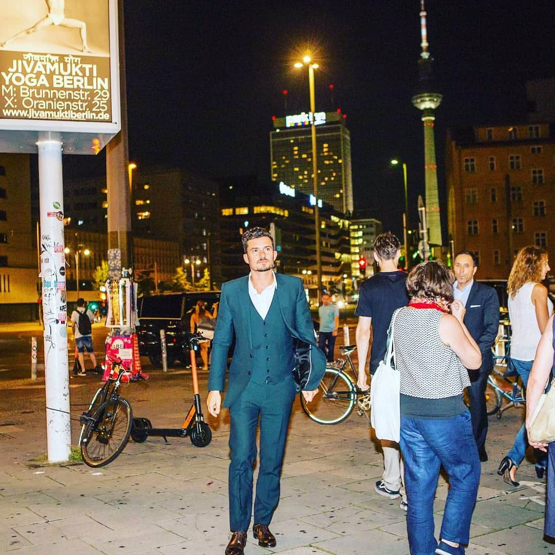 オーランド・ブルームさんのインスタグラム写真 - (オーランド・ブルームInstagram)「leaving yoga 🤣 love #berlin @carnivalrow on @amazonprimevideo 2days and counting!!!」8月28日 19時43分 - orlandobloom