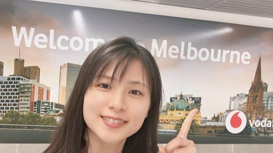 朝見心のインスタグラム：「(∵) 無事着きました！メルボルン！ 空港の到着口出たところに♡型の大っきいボードと花束持ってる男性がいたのですが絶対あれプロポーズやなって思った 私かな？と思って5回くらいすれ違ってみたけど違うみたいやった ボードに書いてる名前も違ったから今回は私じゃなかったのかも でもプロポーズの仕方もさすが海外！ 感動の瞬間を見届ける前にお姉ちゃんの旦那さんが迎えに来てくれたので結果は分からなかったのですがきっと素晴らしいプロポーズの瞬間になったでしょう♫ 到着の掲示板が夜もヒッパレやったから見て #メルボルン旅行記🇦🇺」