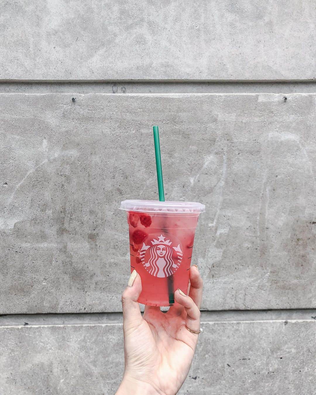 naho_7のインスタグラム：「. Love Starbucks☕️ 海外のメニューとタンブラー大好きで NYCでは白いのを自分用に、黒いのを妹のお土産に購入 チェルシーのリザーブは もはやコーヒーショップではなかった…！笑 (位置情報みて。笑)」
