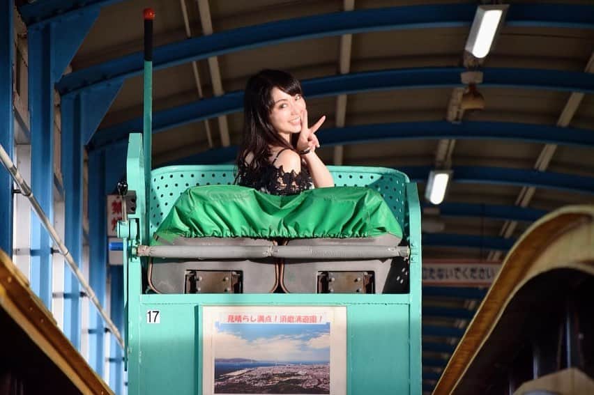 伊藤桃さんのインスタグラム写真 - (伊藤桃Instagram)「小倉沙耶さんといく！ #山陽電鉄 の旅第三弾 #須磨浦公園 の巻。 🚃 ロープウェイで山頂までのぼったらおつぎは#カーレーター で更なる上へ！ このカーレーターというのは‥ずばり。 #カーレーターは乗り心地の悪さが評判 というタグがあるくらい乗り心地が、わるいの！笑笑 全国でここだけのカーレーター。 カーは車、レーターはエスカレーターからとられた造語です。 ごたんごとんの揺れ具合、 3枚めの動画見て いただくとわかりやすいかも🙆‍♂️ タモリ倶楽部にもでたことがあるそう。 あえてこの乗り心地の悪さをキープしてるそうです。 🚃 ちなみにいきはさやさんと、かえりはひとりでした！ 🚃 ガタンゴトン‥ これもせっかくならのってほしいです。 こののる券も#忍たまとおでかけ1dayチケット にはふくまれてるのです。 お得なのです(*^ω^*) 🚃 つづく♡」8月28日 19時59分 - itomomo_tetsu