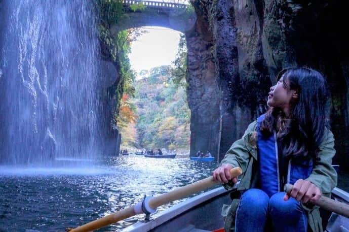 現地発信の旅行サイト「たびらい」さんのインスタグラム写真 - (現地発信の旅行サイト「たびらい」Instagram)「【宮崎・高千穂峡】 近年スピリチュアル・スポットとして人気を集める「高千穂」。日本の滝百選にも選ばれた真名井の滝など、ここでしか見ることのできない独特な景観が広がっています。秋の宮崎へ、紅葉と滝の景色を眺めに出かけませんか？ ： #たびらい #たびらい九州 #miyazaki #宮崎 #宮崎旅行 #宮崎観光 #旅行 #国内旅行 #旅行好きな人と繋がりたい #高千穂 #高千穂峡 #高千穂峡ボート #高千穂挟 #女子旅 #旅好きな人と繋がりたい #自然 #大自然 #秋 #紅葉 #カメラ女子 #九州 #九州旅行 #土曜日の小旅行 #travel #旅 #trip #観光 #観光スポット #japan #絶景」8月28日 20時00分 - tabirai