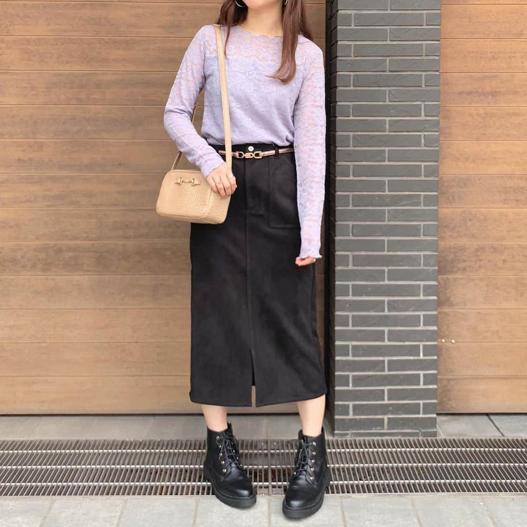 RAY CASSINさんのインスタグラム写真 - (RAY CASSINInstagram)「Autumn Coordinate🍁 . ポンチスウェードペンシルスカート ¥4,900(+tax) No. 197222830 black / pink / beige / ecru  Size : S / M 店頭入荷済み . レースメロウ長袖プルオーバー ¥2,900(+tax) No. 197818000 black / brown / ecru / lavender . #raycassin #レイカズン #秋コーデ #プチプラ」8月28日 20時02分 - raycassin_official