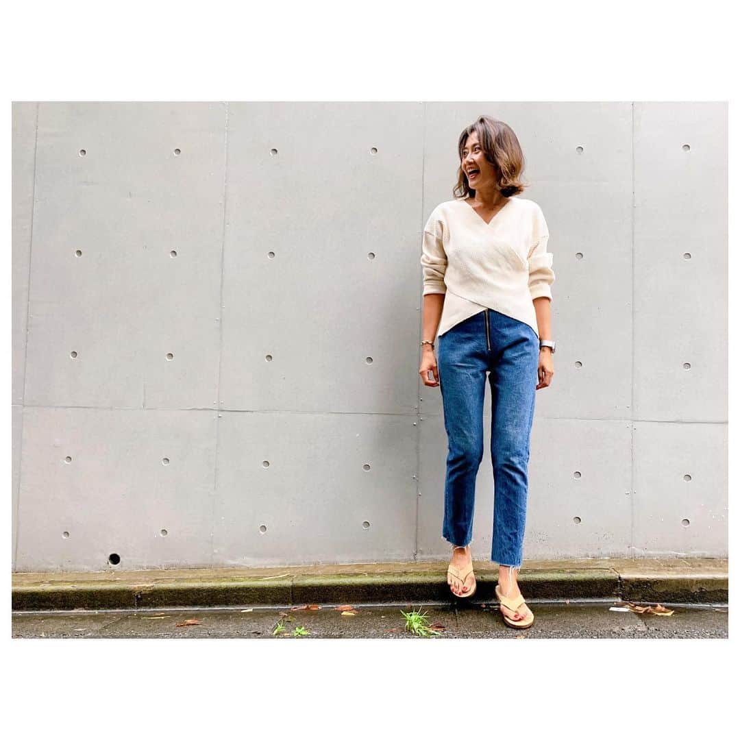 のインスタグラム：「髪伸びたなー 伸ばそうか、切ろうか🤔 CRAZY DENIM PANTS入荷しました。 ワッフルロンTを前クロスで合わせるとウエスト周りのバランスが良きです👍 程よくスリムなラインにしているのでパンツラインも綺麗です。 #fashion #style #ootd #outfits #remake #herfee2019aw #herfee」