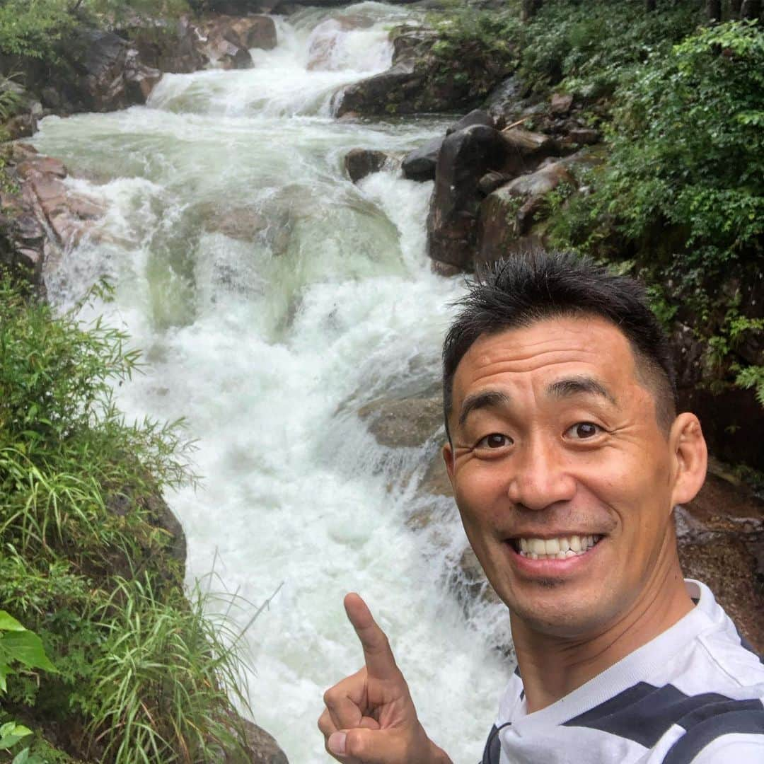 石田靖さんのインスタグラム写真 - (石田靖Instagram)「東海テレビ①『スイッチ❗️』 路線バスの旅〜岐阜県関市巡り 雨の中関市板取の「モネの池」から START🚌〜数々の出逢いに感謝🙏 OAは9月9日予定〜お楽しみに😆 #東海テレビ #スイッチ #switch  #路線バスの旅 #板取ふれあいバス #岐阜バス #岐阜県関市 #関市 #関市板取 #モネの池 #昨日は蓮根今日は蓮 #溪谷 #窯の口 #高賀神社 #神水庵 #鰻丼 #めちゃめちゃ美味い #五郎丸ポーズの仏像  #宝冠大日如来 #善光寺 #関善光寺 #戒壇巡り #卍戒壇巡り #武芸川温泉 #小瀬鵜飼 #鵜の家足立  #一期一笑  #石田靖」8月28日 20時12分 - yasulog