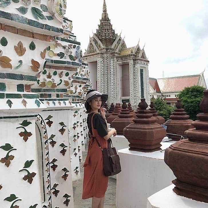 中島咲季のインスタグラム：「タイのお寺は露出がダメなんだって🙅‍♀️ それにしてもTシャツでも暑かった💦 . #tailand #Bangkok #watarun #orient #タイ旅行 #ワットアルン #女子旅」