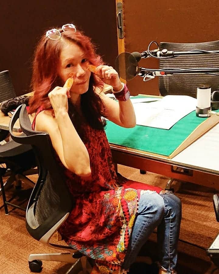 大黒摩季さんのインスタグラム写真 - (大黒摩季Instagram)「生放送終わりましたーーっ‼️✨😂秒きざみに追い込まれる緊張感パネ〰️〰️っ😱聞いてくれた皆さんらぶ❤️聞き逃した方に朗報です😉💕ていうか時間なくて言えなかったのですが(苦笑) #NHK ラジオ より : この番組を聞き逃した方や、もう一度聞きたい方は、 #NHKラジオ 「 らじるらじる 」を利用して、パソコンやスマートフォンなどの端末で、9月2日(月)午後6時～9月9日(月)午後6時まで、「 #RADIO1990 」５日分まとめてお聴きいただくことができます❗聞き方はネットで「 #らじるらじる 」を検索してください✨ : とのことです😉👍 #大黒摩季  #ラジオ」8月28日 20時06分 - makiohguro