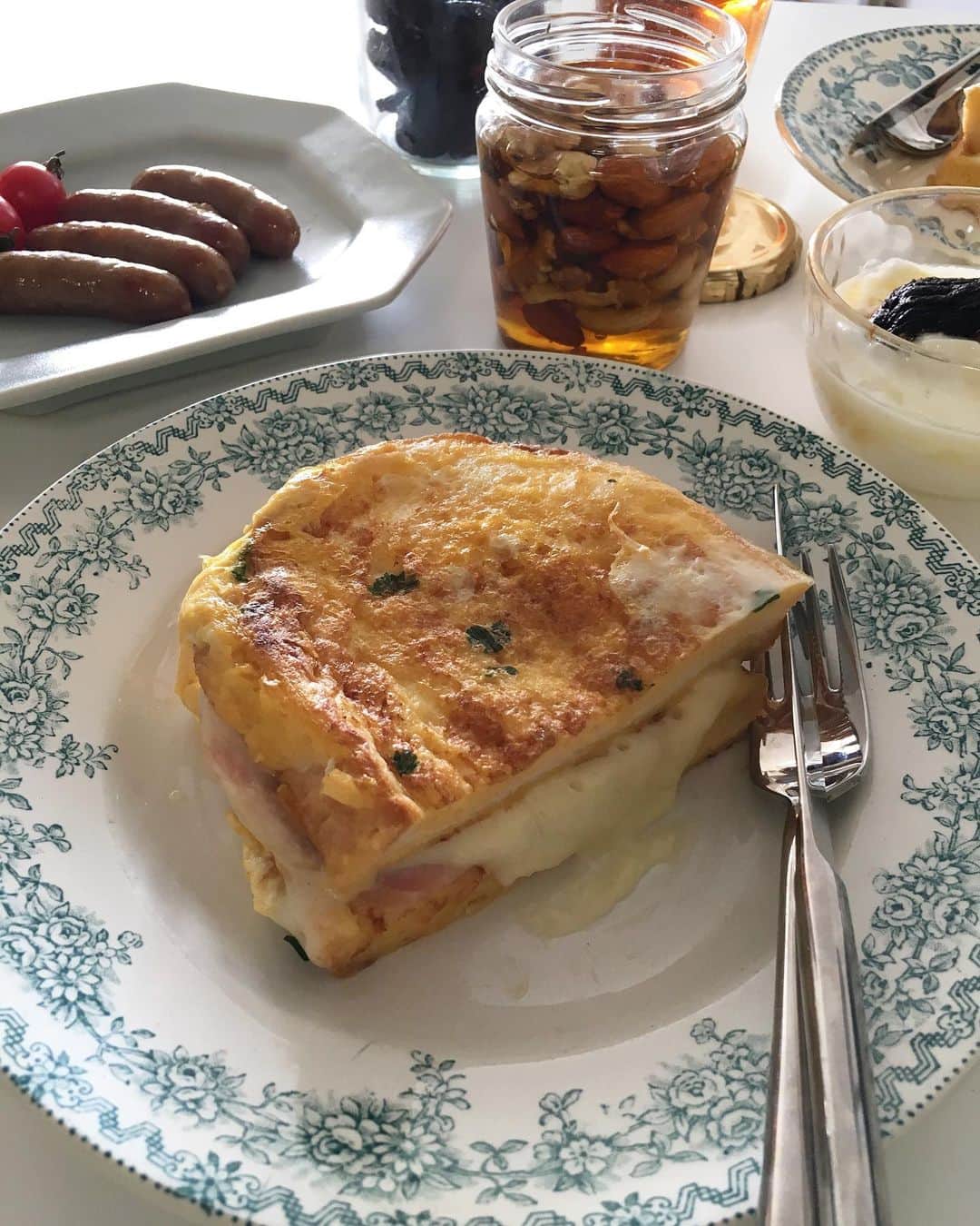 北澤 宏美さんのインスタグラム写真 - (北澤 宏美Instagram)「- お昼はフレンチトースト🍞 トップバリュ グリーンアイのオーガニック豆乳使ったよ チーズとロースハムも入れて♡ 卵液に浸して焼いただけなのに 手の込んだ感とけっこうなボリュームになるよね😄 とろけるチーズにすればよかったな  リピートしてる素煎りミックスナッツは はちみつに漬けてちょっとずつ食べてる このシリーズ、パッケージかわいい♡ くまさんの蜂蜜も可愛いからつい買っちゃったよ🐻🍯 卓上の癒しだね ・ ・ ・ @topvaluofficial #豆乳#ローススライスハム #トップバリュグリーンアイ#グリーンアイPR#myhappygreen #AEONSTYLE碑文谷店」8月28日 20時08分 - romihy58