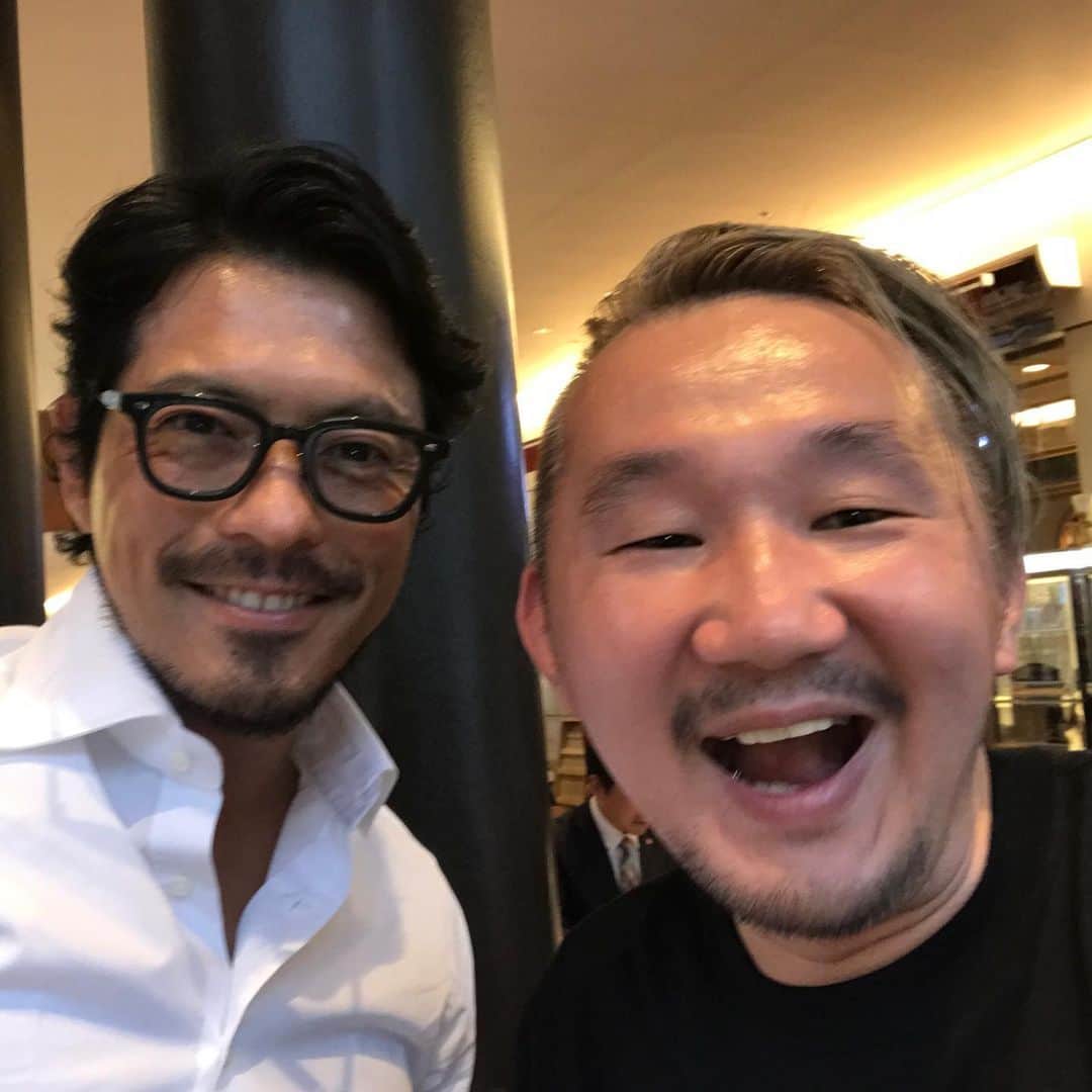 植田朝日のインスタグラム：「🇯🇵🇯🇵🇯🇵﻿ 仕事MTGをしてたらケイタがオレを発見して挨拶しに来てくれた！w﻿ ﻿ 久々だったけど相変わらずナイスガイだね。﻿ ﻿ やっぱハートのある奴は大好きっす‼️﻿ ﻿ #鈴木啓太 ﻿」