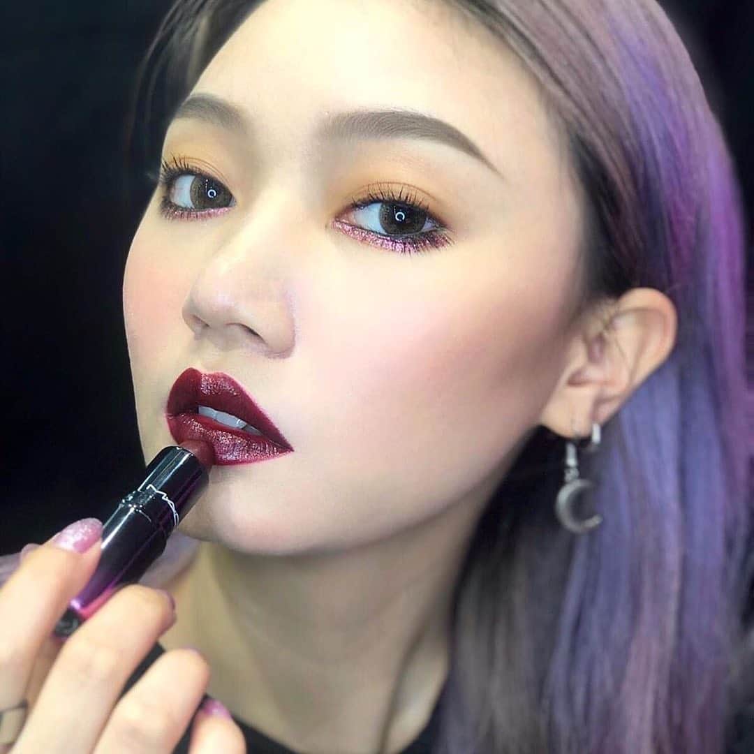 M·A·C Cosmetics Hong Kongさんのインスタグラム写真 - (M·A·C Cosmetics Hong KongInstagram)「你知唔知其實眼妝重點唔一定係係上眼皮，係下眼線花小小心機，成個妝容即刻唔同曬！跟著 M·A·C Artist @mogu.cccccccccc 化出酒紅調妝容！重點利用玫瑰紫調閃粉點綴下眼線，配合酒紅色唇膏，妝容立即變得閃爍華麗！即刻到門市搵我哋嘅 M·A·C Artist，同你分享更多小秘笈❤ Product mentioned:  #愛你唇膏 #LoveMeLipstick in #425 #MaisonRouge - HK$160 #MACGlitter in #Rose - HK$215 #愛你唇膏 #酷愛自己 #MACLOVEME #mac妝fun享 #MACHongKong  Regram: @mogu.cccccccccc  Turn up the glam! 💫💫 Lining your lower eyelids with the glittery #Rose pigment is the best way to amplify your gorgeous evening look!! Pair that with the burgundy red in #MaisonRouge Love Me Lipstick and you’ll have heads turnin’ your way all night! 👀 For more tips on how to absolutely rock every look, hit up any of our  M·A·C Make-up Artists at our stores near you tonight!! 🙌🏾🙌🏾」8月28日 20時20分 - maccosmeticshk
