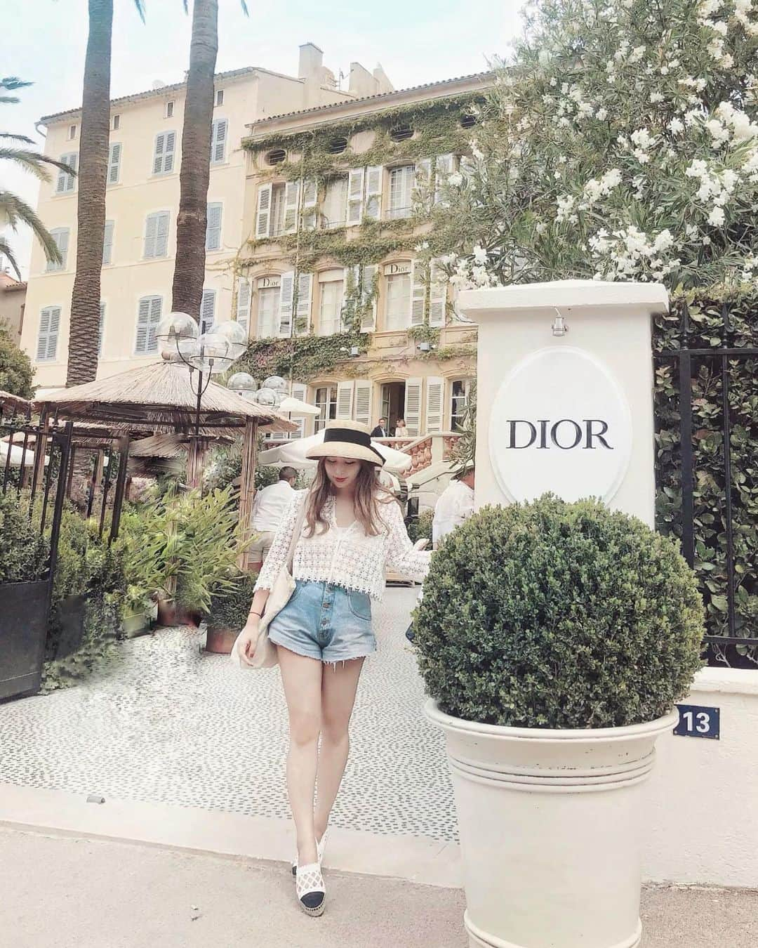 puinpiさんのインスタグラム写真 - (puinpiInstagram)「Dior cafe ❤︎ ： サントロペで好きな場所の1つ♡ Diorのテラスカフェ☺︎❤︎ ： かわいい空間で、 ランチもスイーツも美味しいよ♡ ： すごく人気なので、予約をするか ついてすぐ予約をして街を散策するのが オススメです♡ ： ： #Pui#Puishop#サントロペ#ディオールカフェ#南フランス#プロヴァンス#フランス#デニム#エスパドリーユ#シャネル#石田製帽#ストローハット#コラボ#ヴィンテージレース#タビジョ#女子旅#背伸び#もはやつま先立ち#iPhone逆さ撮り#必殺#プイ旅」8月28日 20時14分 - puinpi