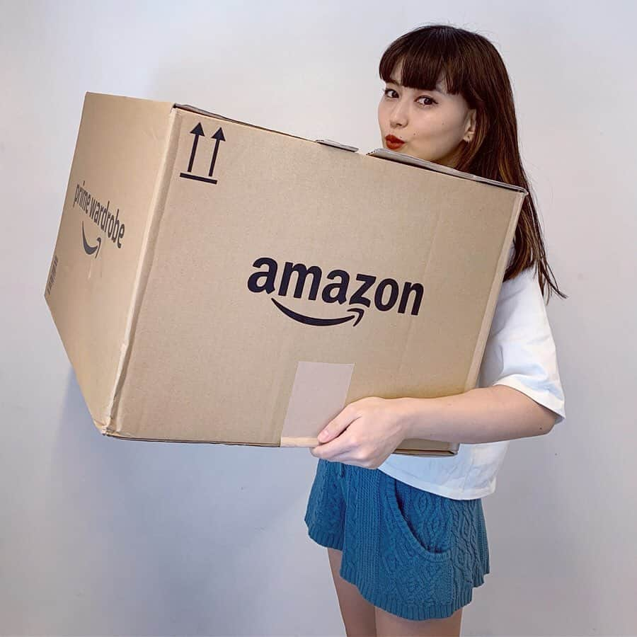 菅沼ゆり（ゆりっぱ）さんのインスタグラム写真 - (菅沼ゆり（ゆりっぱ）Instagram)「Amazonのプライム・ワードローブを初体験📦🙋🏻‍♀️ アマゾンプライム会員限定なのだけど、 気になるアイテムを取り寄せて 自宅で試着してから気に入ったものだけ購入できるというシステム。  サイズ感や生地の薄さとか実際の物をお店に行かなくても家でできちゃうの、 インドアなのでとてもありがたいなあ:) 忙しくて外に買いに行けない！という人にも良さそう。 購入しない物は着払いで返送できる。 無事にマットとスカートgetしちゃいました☺︎ (詳しくはストーリーのURL飛んでみて！) @amazonfashionjp #PR #プライムワードローブ#amazon #amazonfashionjp #アマゾン試着レポ #ファッションコーデ」8月28日 20時14分 - yurippa93