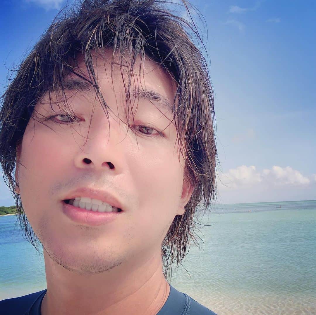 宮崎謙介さんのインスタグラム写真 - (宮崎謙介Instagram)「海を眺めながら親子の会話。やっぱりクラゲがいないのは最高。」8月28日 20時15分 - miyazakikensuke1031