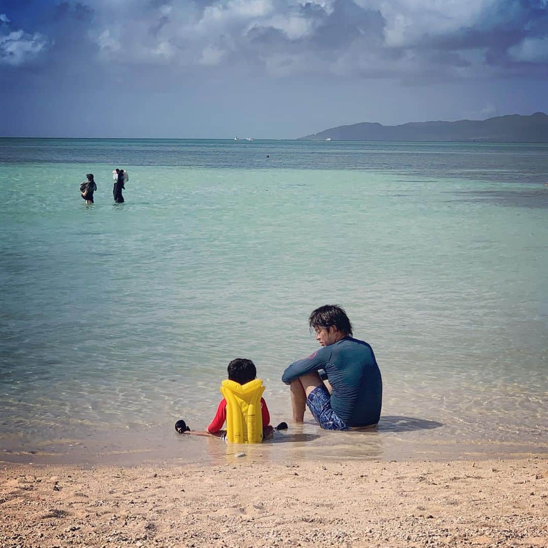 宮崎謙介さんのインスタグラム写真 - (宮崎謙介Instagram)「海を眺めながら親子の会話。やっぱりクラゲがいないのは最高。」8月28日 20時15分 - miyazakikensuke1031