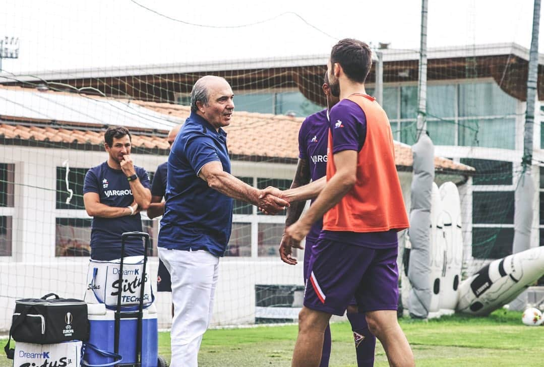 ACFフィオレンティーナさんのインスタグラム写真 - (ACFフィオレンティーナInstagram)「🇮🇹 La famiglia #Commisso a seguire la seduta dei viola | 🇺🇸 Rocco Commisso and his family watching the Fiorentina training session  #ForzaViola」8月28日 20時22分 - acffiorentina