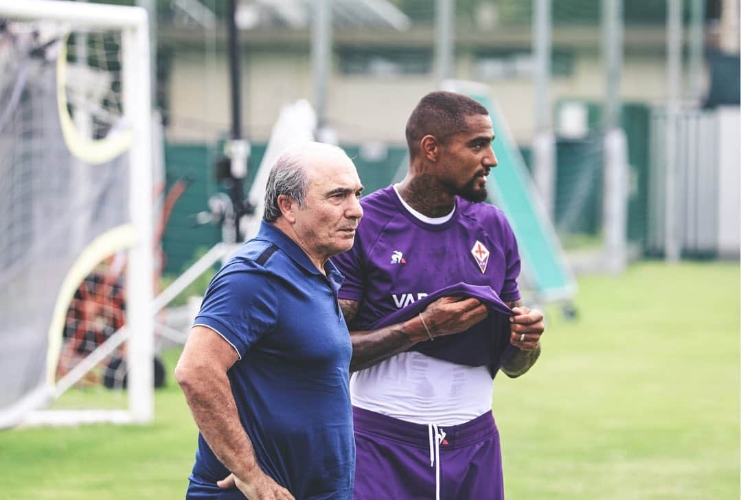 ACFフィオレンティーナさんのインスタグラム写真 - (ACFフィオレンティーナInstagram)「🇮🇹 La famiglia #Commisso a seguire la seduta dei viola | 🇺🇸 Rocco Commisso and his family watching the Fiorentina training session  #ForzaViola」8月28日 20時22分 - acffiorentina