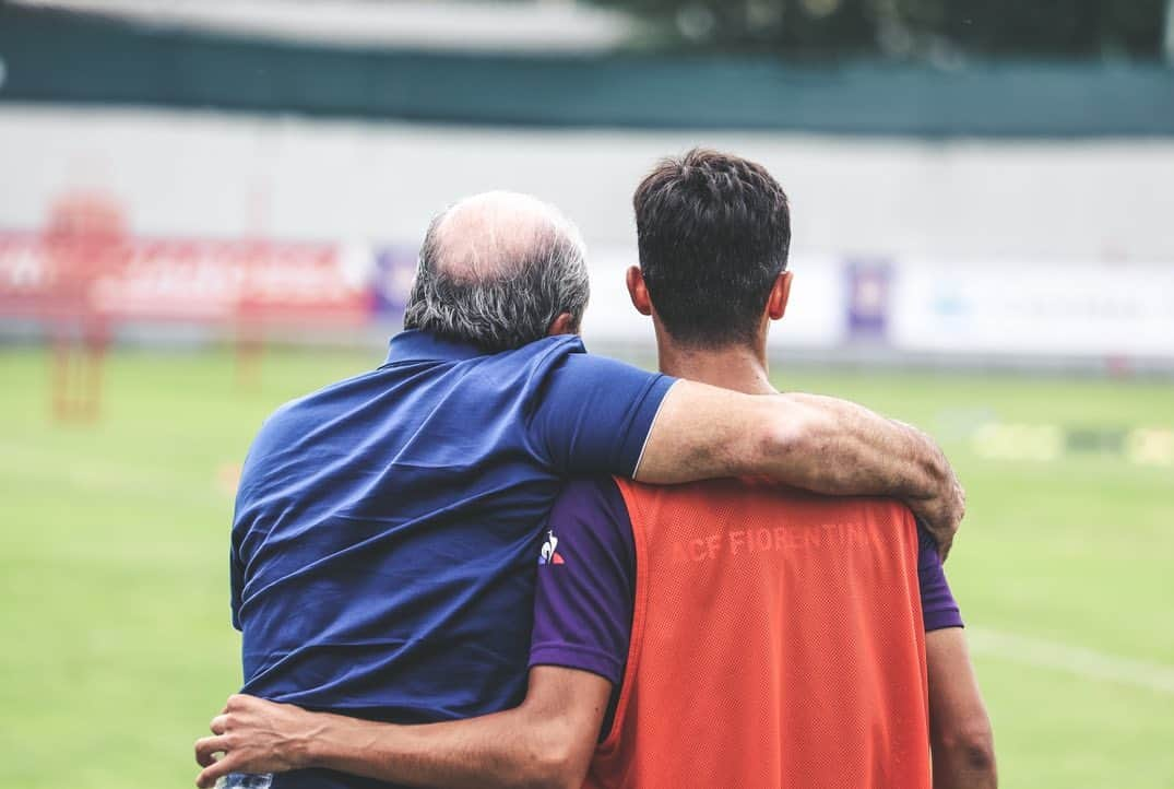 ACFフィオレンティーナさんのインスタグラム写真 - (ACFフィオレンティーナInstagram)「🇮🇹 La famiglia #Commisso a seguire la seduta dei viola | 🇺🇸 Rocco Commisso and his family watching the Fiorentina training session  #ForzaViola」8月28日 20時22分 - acffiorentina