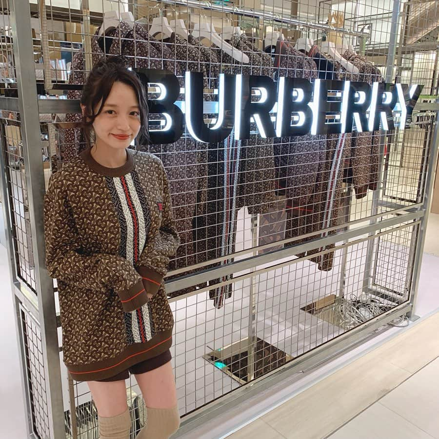 江本るり恵さんのインスタグラム写真 - (江本るり恵Instagram)「本日GINZA SIX 2階にopenした BURBERRYのポップアップイベントへ。 チーフクリエイティブオフィサーであるリカルド・ティッシによってよりフレッシュでパワーアップしたBURBERRYのデザイン！ 創業者であるトーマス・バーバリーのイニシャルを使ったモノグラムスゥェットとスニーカーを温かみのあるブラウン系でまとめてみました♡🍂 #ThomasBurberryMonogram #TBRT」8月28日 20時24分 - emotorurie