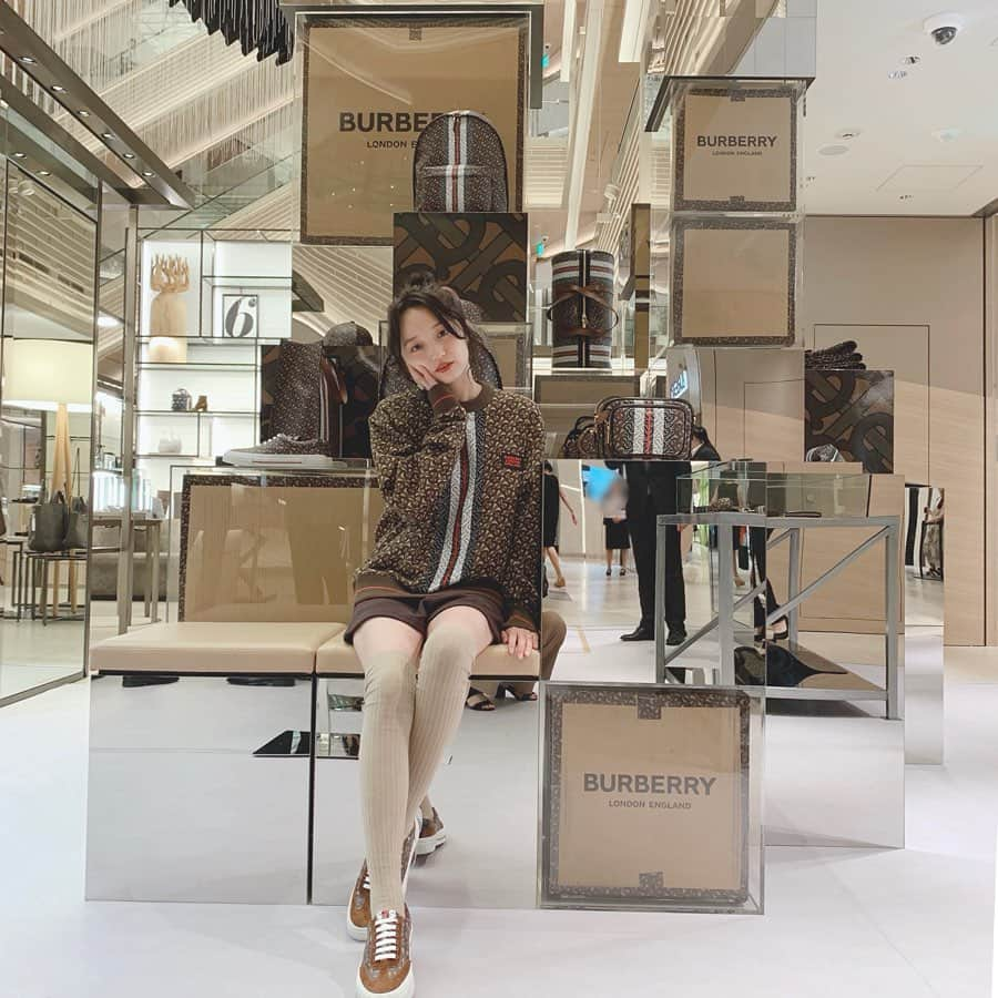 江本るり恵さんのインスタグラム写真 - (江本るり恵Instagram)「本日GINZA SIX 2階にopenした BURBERRYのポップアップイベントへ。 チーフクリエイティブオフィサーであるリカルド・ティッシによってよりフレッシュでパワーアップしたBURBERRYのデザイン！ 創業者であるトーマス・バーバリーのイニシャルを使ったモノグラムスゥェットとスニーカーを温かみのあるブラウン系でまとめてみました♡🍂 #ThomasBurberryMonogram #TBRT」8月28日 20時24分 - emotorurie