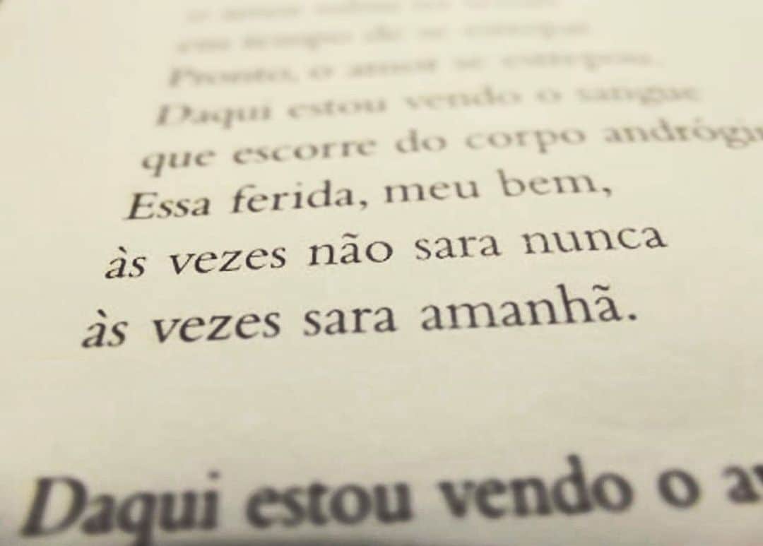 マテウス・サンタナのインスタグラム：「(...) Amor é bicho instruído.  Olha: o amor pulou o muro o amor subiu na árvore em tempo de se estrepar Pronto, o amor se estrepou. Daqui estou vendo o sangue que escorre do corpo andrógino. Essa ferida, meu bem, às vezes não sara nunca, às vezes sara amanhã.  Daqui estou vendo o amor irritado, desapontado, mas também vejo outras coisas: vejo corpos, vejo almas vejo beijos que se beijam ouço mãos que se conversam e que viajam sem mapa. Vejo muitas outras coisas que não ouso compreender…  Carlos Drummond de Andrade」