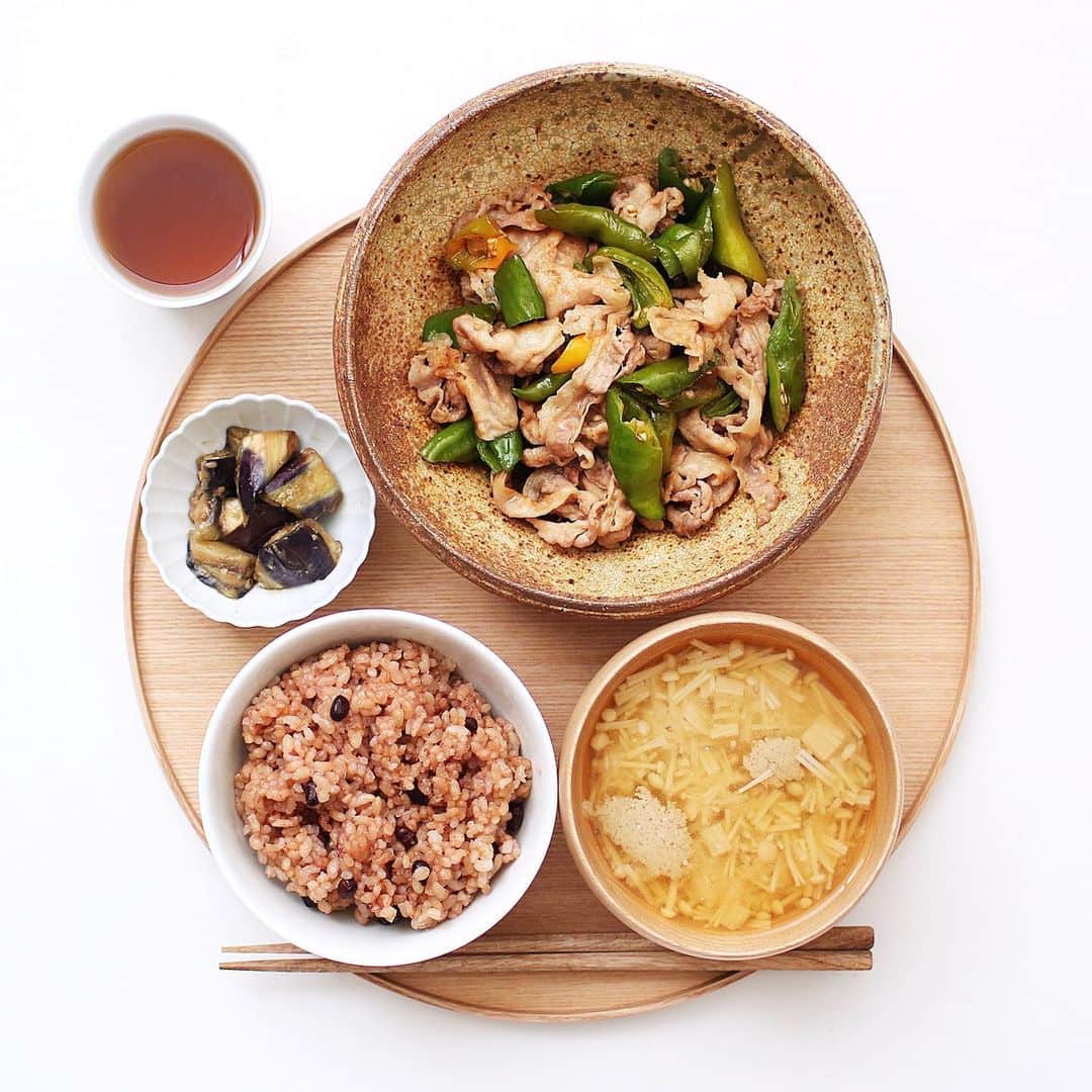 utoshさんのインスタグラム写真 - (utoshInstagram)「【レシピ付】Japanese simple meal. #毎日の一汁二菜 今日は、万願寺とうがらしと豚肉の魚醤炒め！ 副菜はナス味噌。 えのきの味噌汁に（中野市からのえのきです）、 五穀米 . 万願寺唐辛子が安く手に入っていたので作ってみました。普通に醤油でもいいですが、ナンプラーなどの魚醤を使うと万願寺唐辛子のちょっとしたクセと合わさってさらにおいしくなりましたよ。狙い通りでしたね。 . というか今回、使った魚醤は、僕の地元佐久の「鯉の魚醤」を使いました。 魚醤はナンプラーが有名ですが、日本にも色々な魚醤があるので、ぜひメイドインジャパンの魚醤をつかってみて作ってほしいです。石川県の「いしり」とかね。 . . 一汁二菜は主菜・副菜でバランスのいい食事の最小単位だと思っています。 ぜひ一汁二菜を食卓に！そして副菜から食べてベジファースト #先ベジ作り置き を取り入れて！ . . . ブログにも書きました→ @utosh_blog ぜひ読んでみてください。 . . レシピはこちら↓ . ＿＿＿＿＿ . 万願寺とうがらしと豚肉の魚醤炒め（2人前） . 〈材料〉 豚薄切り肉　200g 万願寺唐辛子　5個 魚醤（ナンプラーやいしりなど）小さじ1/2〜1程度、（加減してください） . . 〈作り方〉 1、万願寺唐辛子はヘタだけ切って乱切りにする。 . 2、フライパンに油を引き、豚肉の薄切りを軽く色が変わる程度炒めて一度取り出す。 . 3、次にそのままのフライパンに万願寺唐辛子をいれて炒めて、しなっと柔らかくなって火が通ったなと思ったら豚肉を戻し入れて、魚醤を入れて、さっと炒め合わせたら完成。 . ＿＿＿＿＿ . . ぜひ作ってみてくださいね。 No local No food おいしく楽しく！ . . #今日の一汁二菜 #玄米食 #発芽玄米 #一汁一菜 #とりあえず野菜食 #一汁野菜食 #一汁二菜 #ややはつレシピ #うまみえレシピ . #ellegourmet#lunch#brunch#breakfast#foodporn#instagramjapan#vsco#IGersJP#onthetable#ランチ#おうちカフェ#うちごはん#暮らし#フーディーテーブル #cooking #おうちごはん#朝ごはん#japanesebreakfast」8月28日 20時28分 - utosh