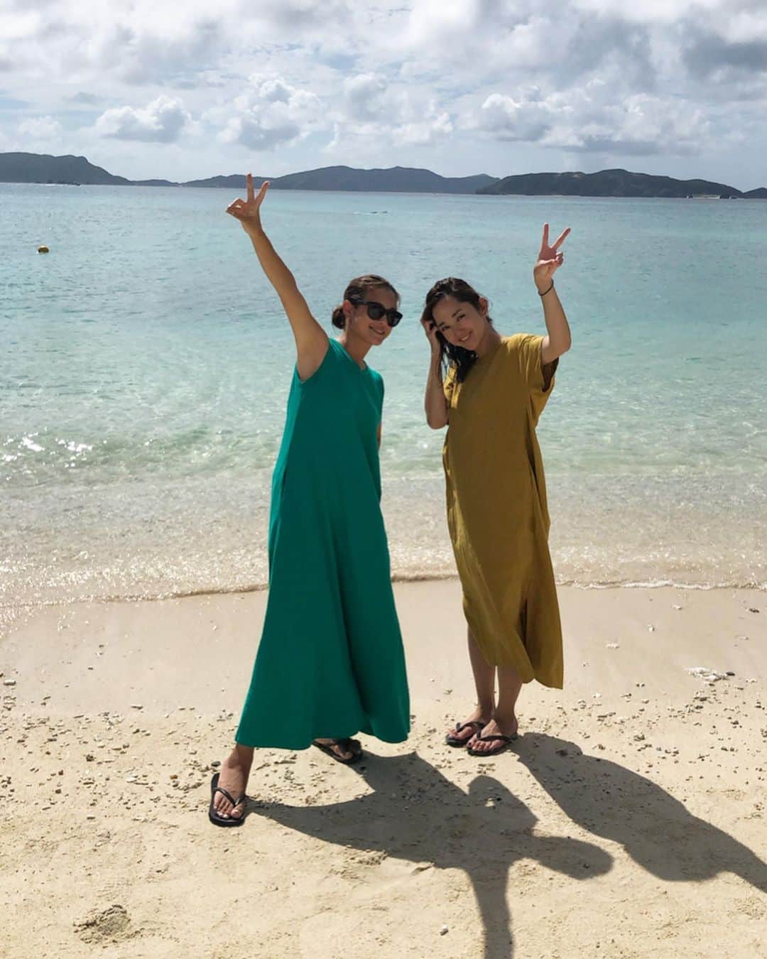 yukoさんのインスタグラム写真 - (yukoInstagram)「2019.8.28 ・ 昨日は初めての離島、渡嘉敷島へ行きました🌴 とにかく海が綺麗すぎる✨ ・ 行きのフェリーではサメを発見！ 海🐢も近くで見る事が出来た♡ 沖縄loverの @hanadako_garden ファミリーに沖縄の楽しみ方を教えて貰い感謝😆✨ ・ 楽しかった沖縄旅行も明日で最終日😢楽しかった分、寂しいなぁ… ・ #渡嘉敷島 #離島 #沖縄旅行 #家族旅行 #友達旅行 #ワンピース #海亀 #海」8月28日 20時33分 - sa_youu