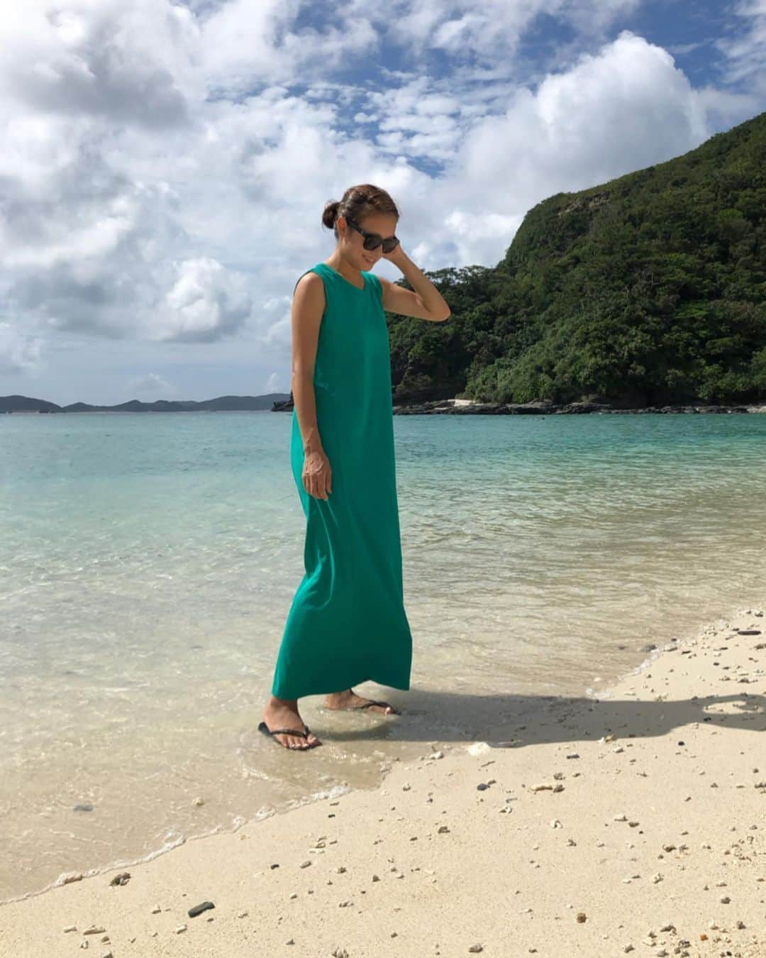 yukoさんのインスタグラム写真 - (yukoInstagram)「2019.8.28 ・ 昨日は初めての離島、渡嘉敷島へ行きました🌴 とにかく海が綺麗すぎる✨ ・ 行きのフェリーではサメを発見！ 海🐢も近くで見る事が出来た♡ 沖縄loverの @hanadako_garden ファミリーに沖縄の楽しみ方を教えて貰い感謝😆✨ ・ 楽しかった沖縄旅行も明日で最終日😢楽しかった分、寂しいなぁ… ・ #渡嘉敷島 #離島 #沖縄旅行 #家族旅行 #友達旅行 #ワンピース #海亀 #海」8月28日 20時33分 - sa_youu