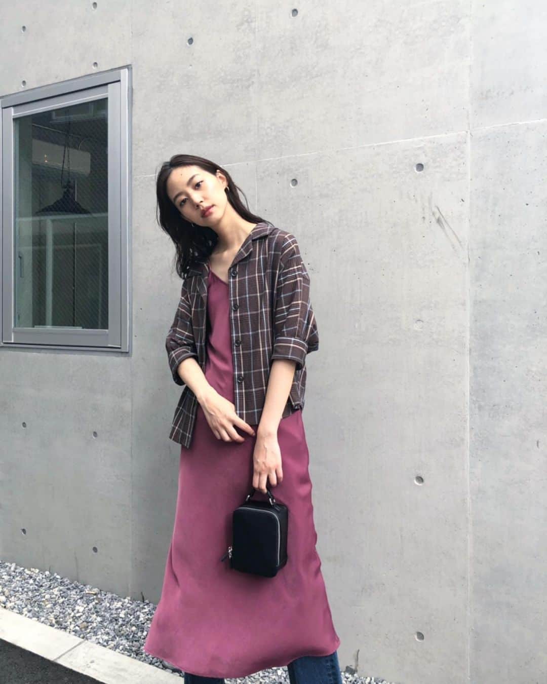 Shiho Sasakiのインスタグラム：「このチェックシャツ 開けて羽織として着ても可愛いよ💕 大人ぽいダークピンクのサテンdressも発売中✨ 皆さま、GOLD MEMBERの募集は8/31までで終了ですよ📣 お早めにどうぞ🙏 #MOUSSY#MOUSSYSNAP」